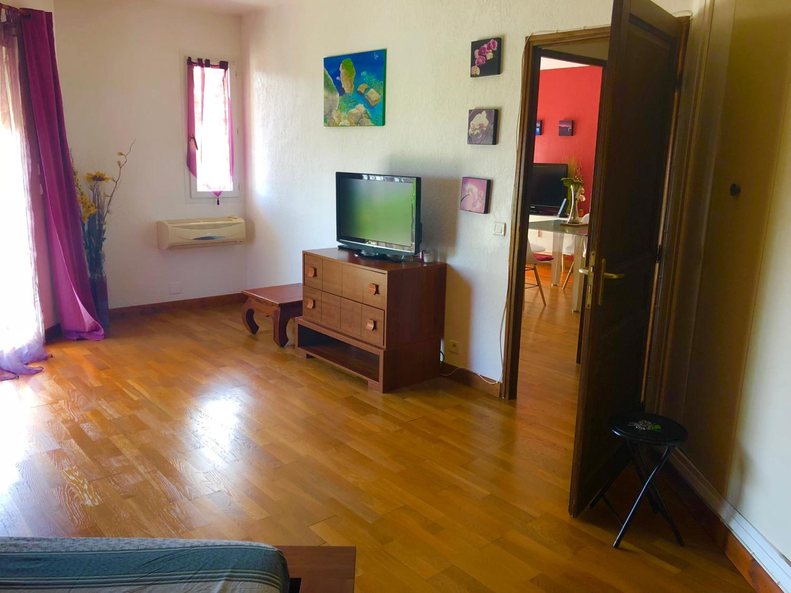 One-Bedroom Apartment photo 2