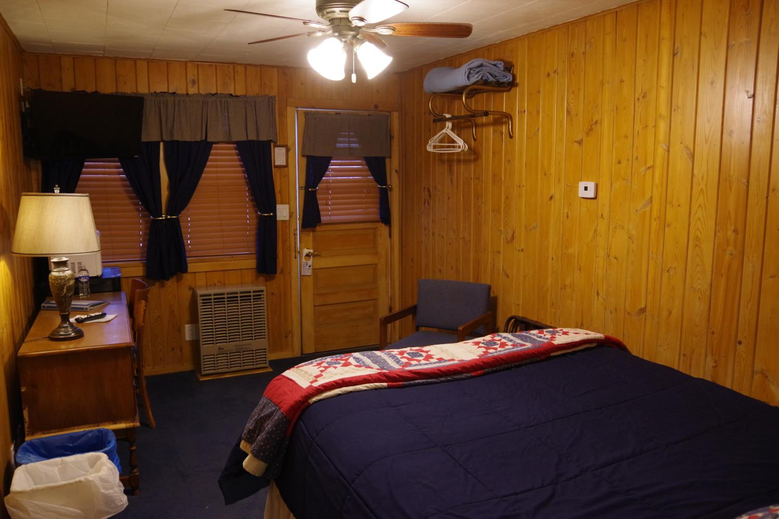 Queen Room photo 2