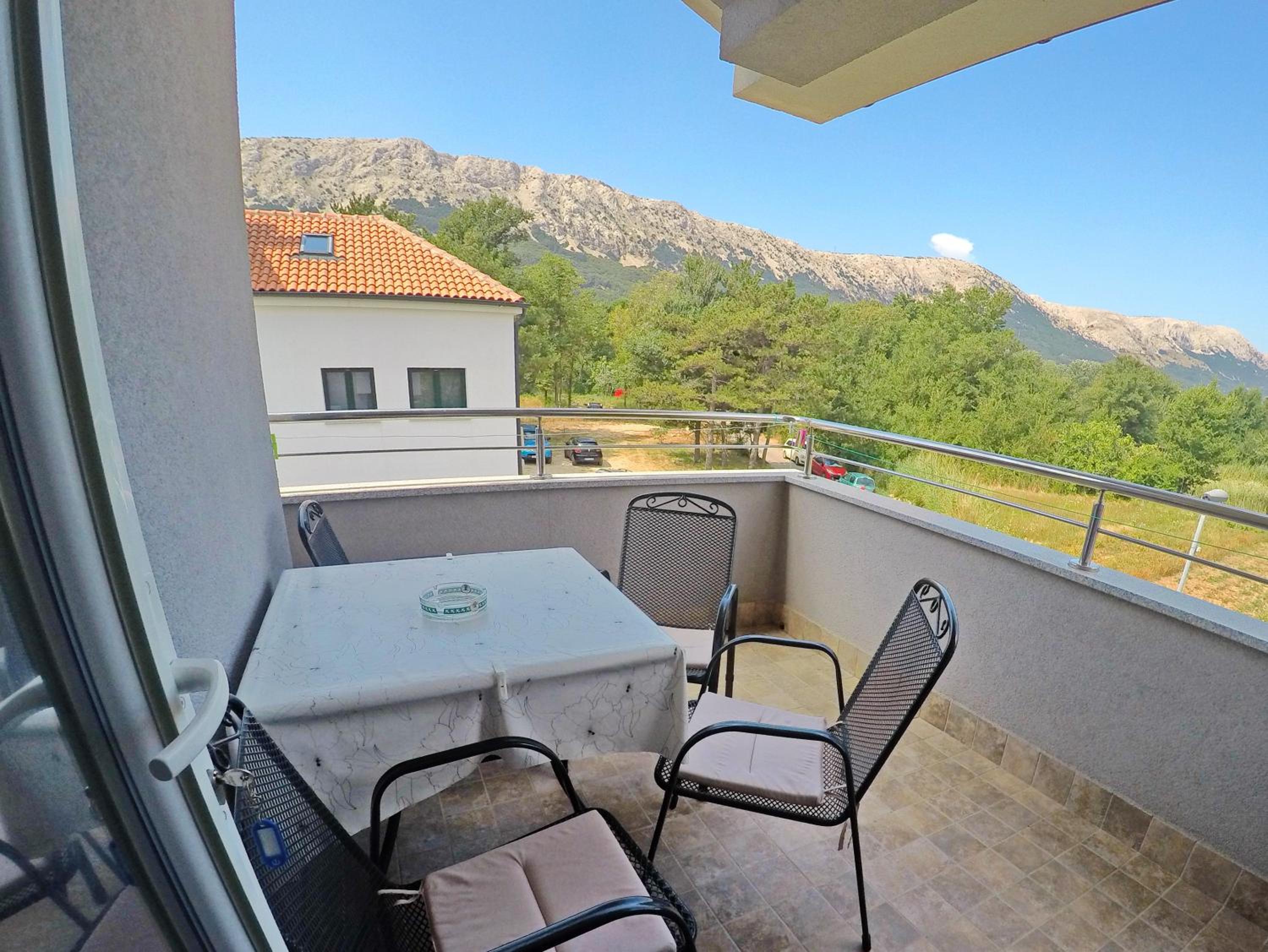 One-Bedroom Apartment with Balcony