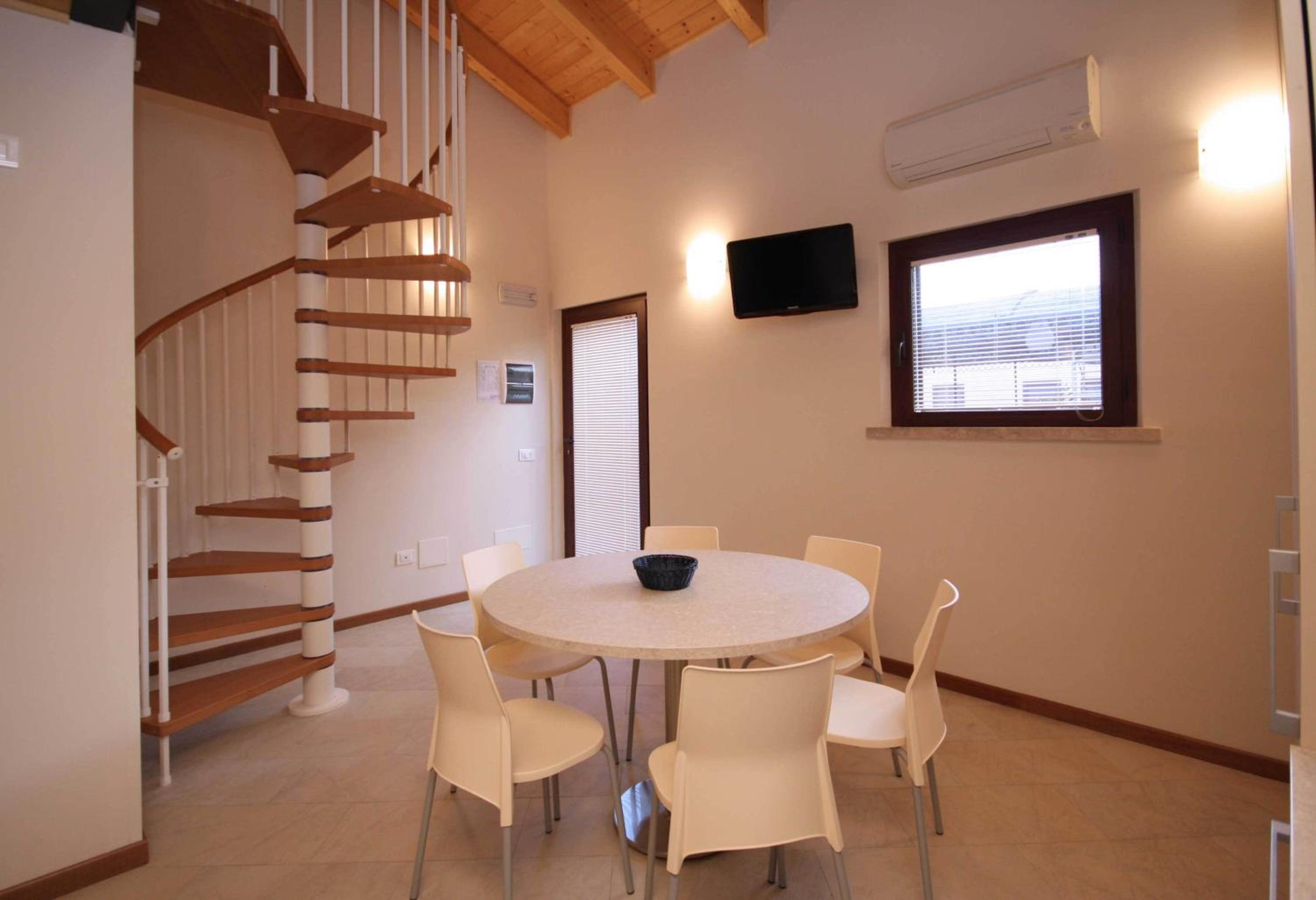 One-Bedroom Apartment - Split Level (3 adults)  photo 2