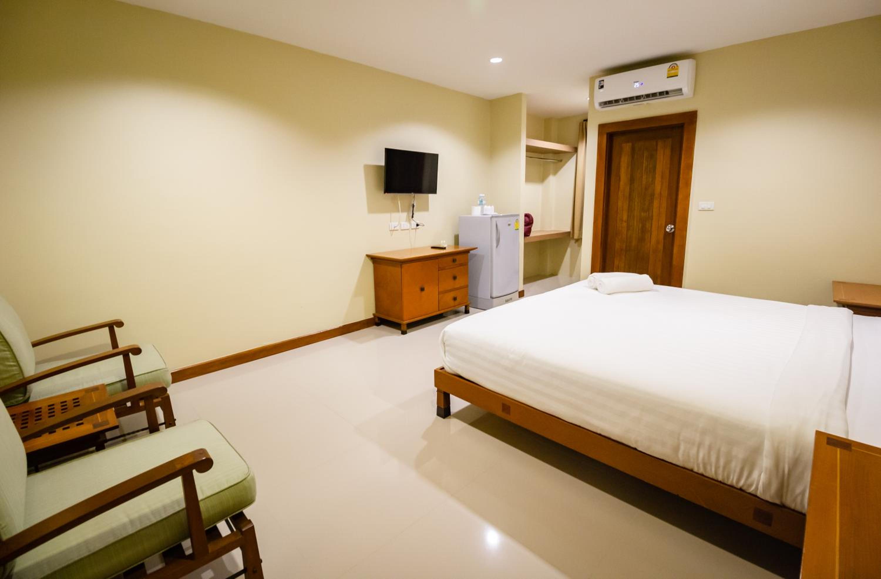 Deluxe Room (2 Adults + 1 Child)