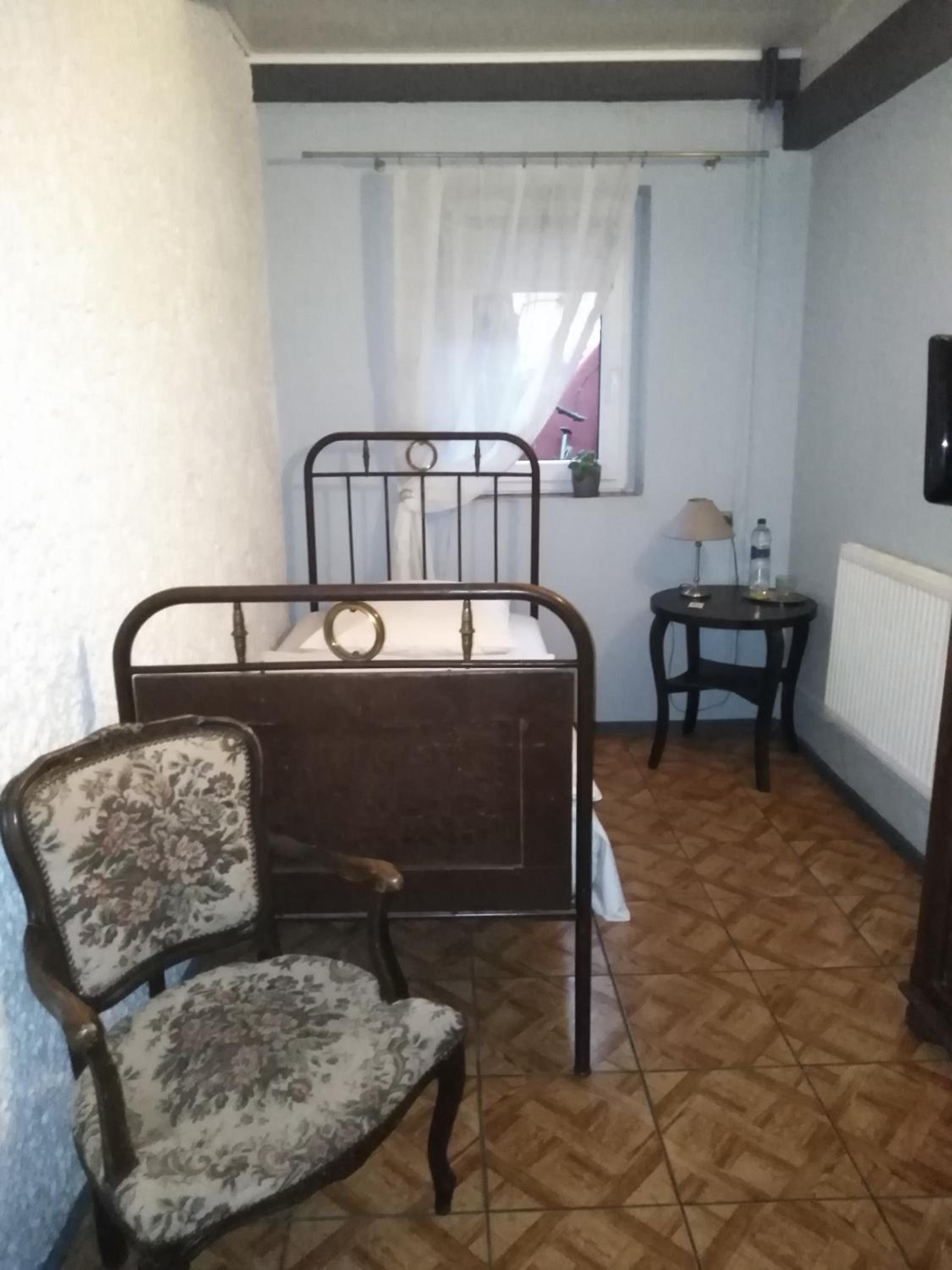 Small Single Room photo 3