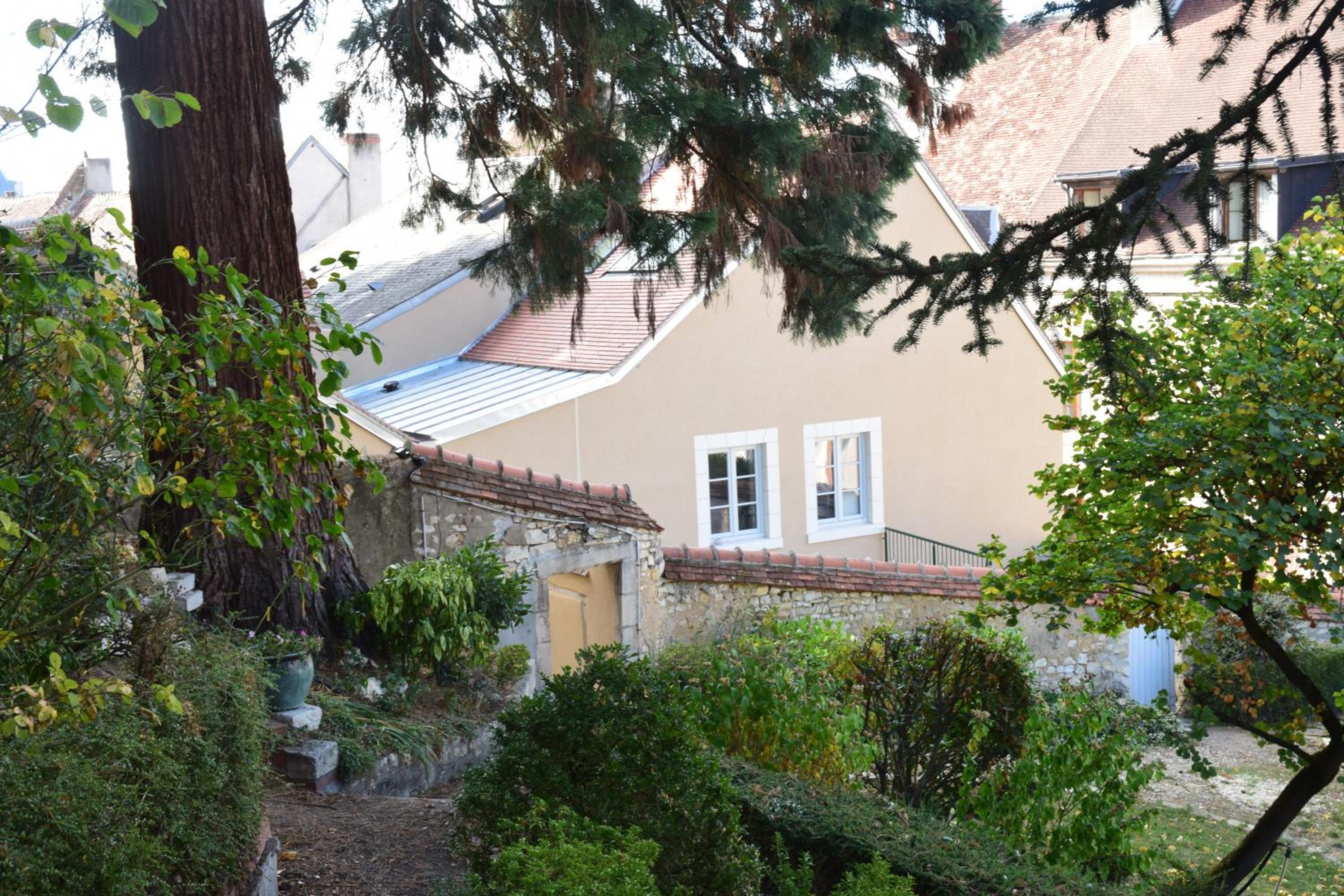 Three-Bedroom House photo 2