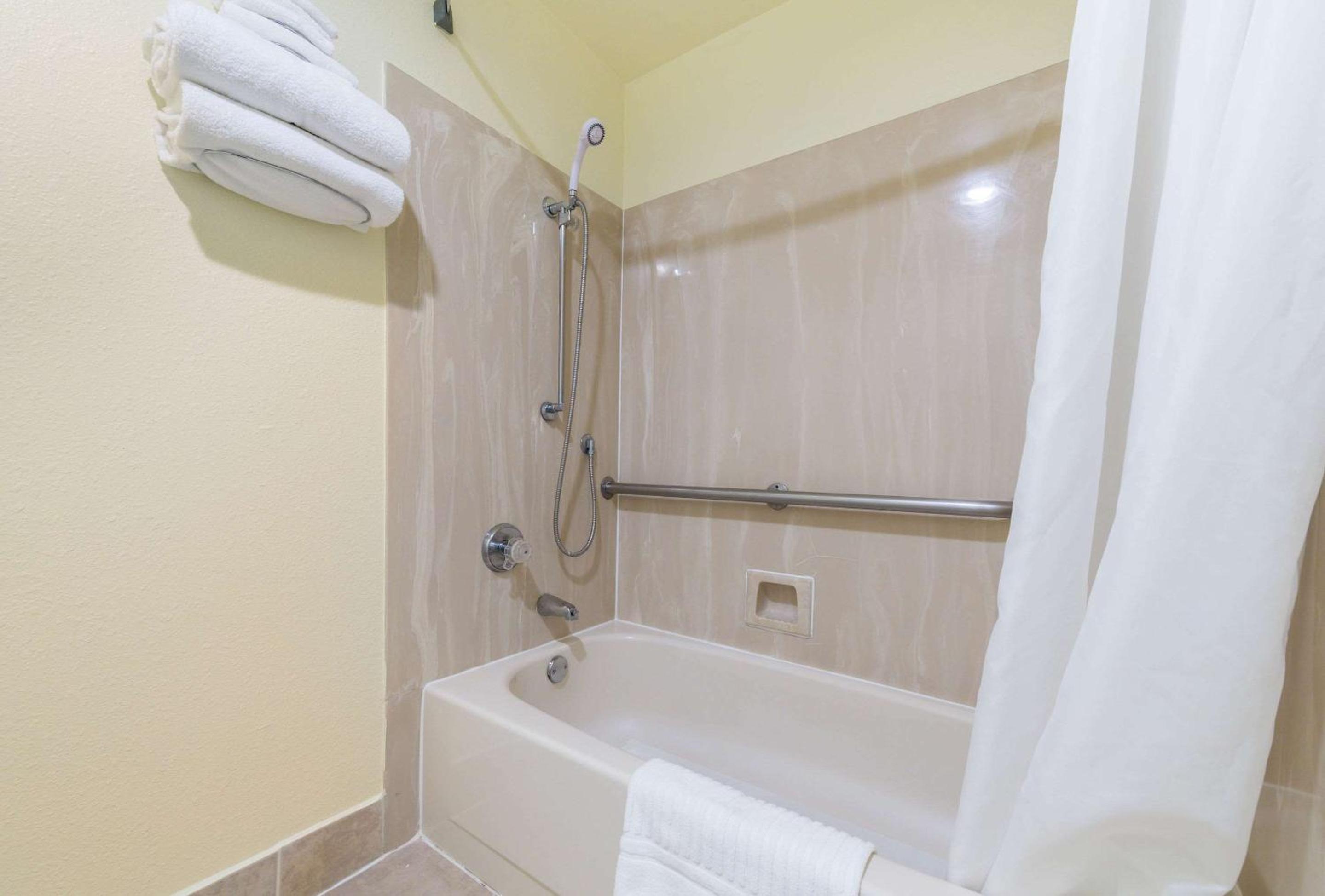Queen Room - Accessible/Non-Smoking photo 1