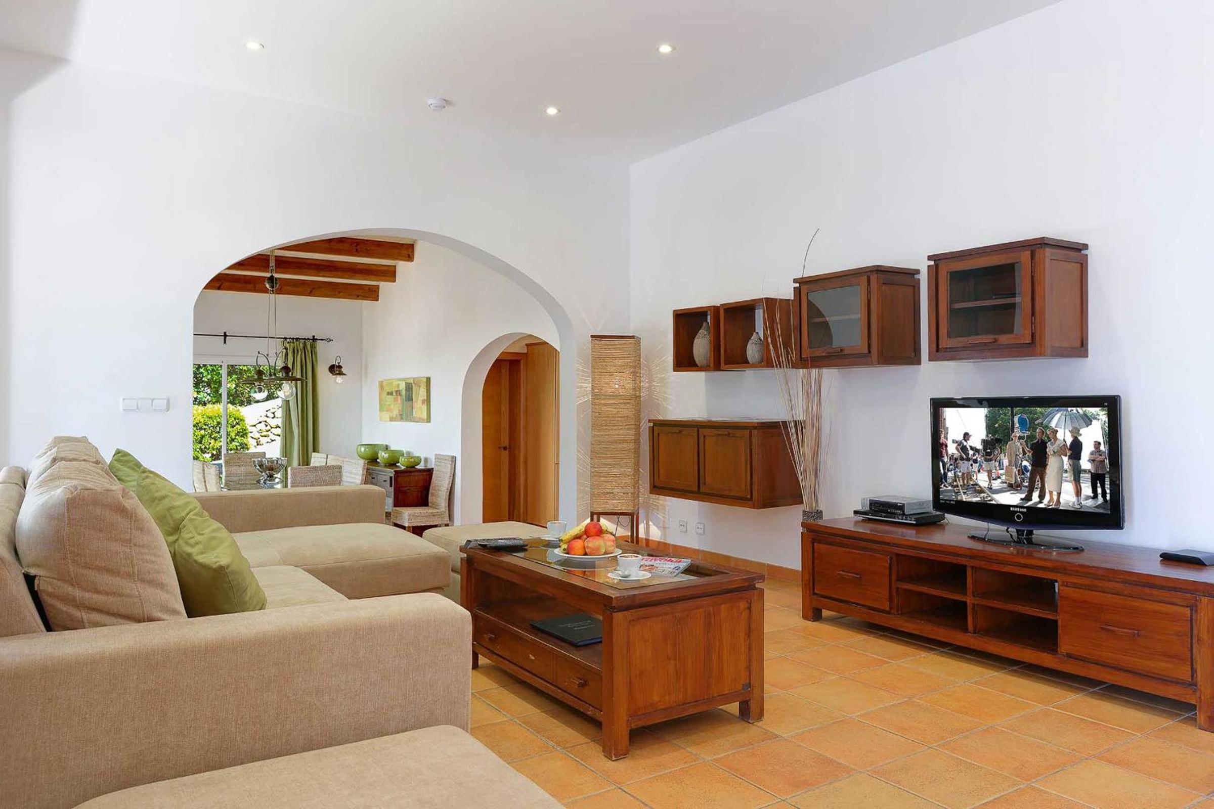 Six-Bedroom Villa  photo 2
