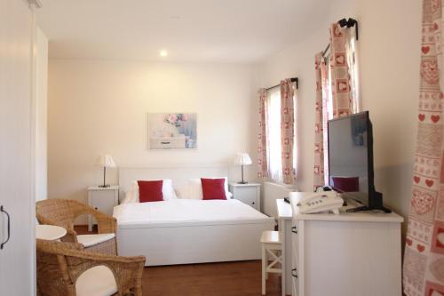 Double Room with Patio photo 1
