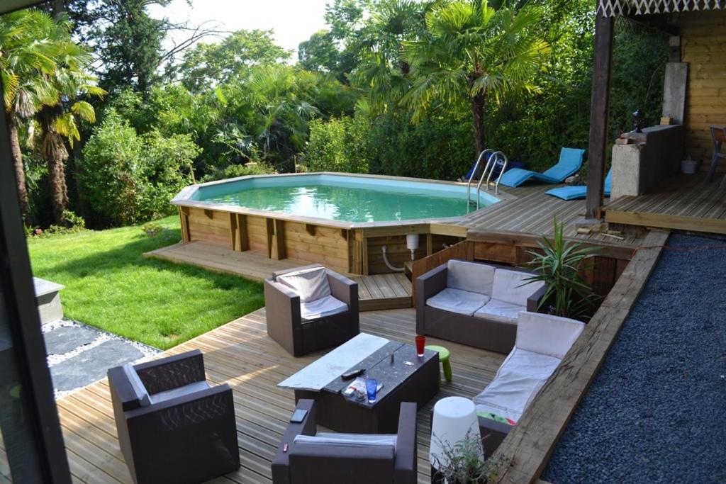 Suite with Pool View - Photo 2