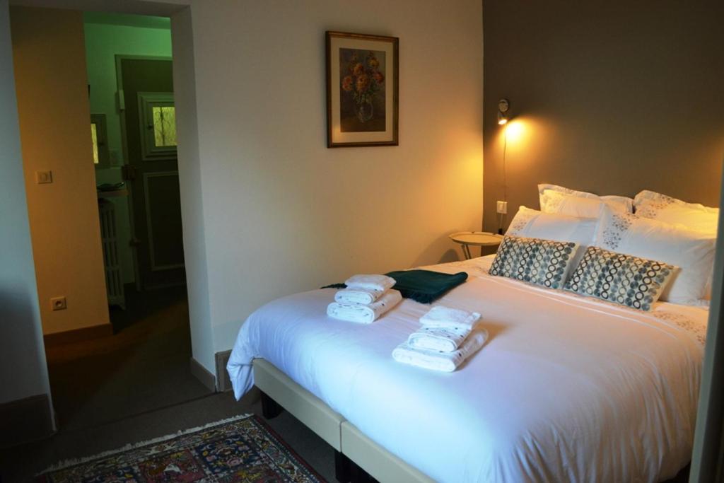 Suite with Pool View - Photo 1