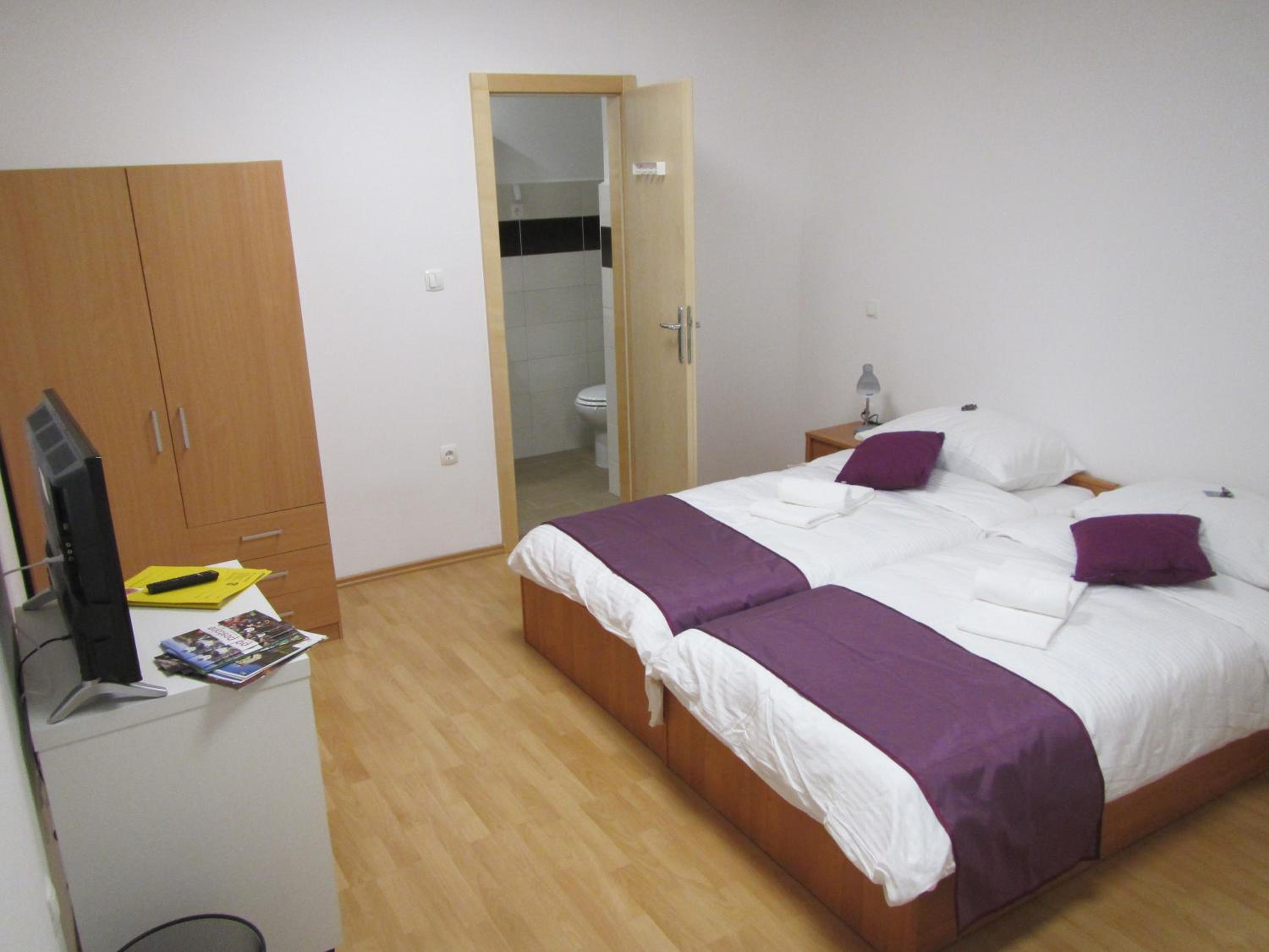 Twin Room with Extra Bed photo 1