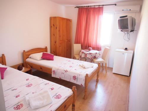 Twin Room - Photo 3