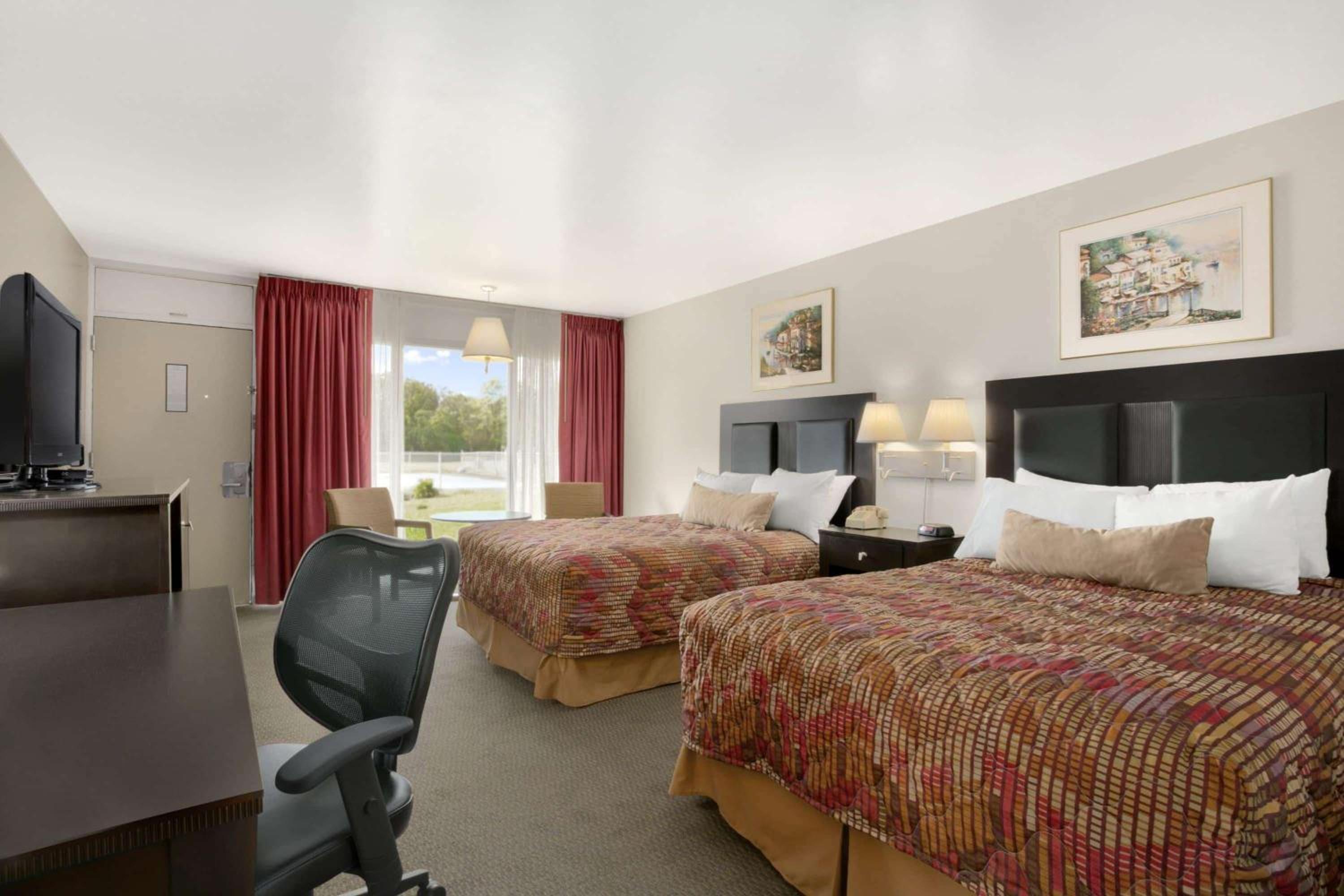 Double Room with Two Double Beds - Smoking photo 3