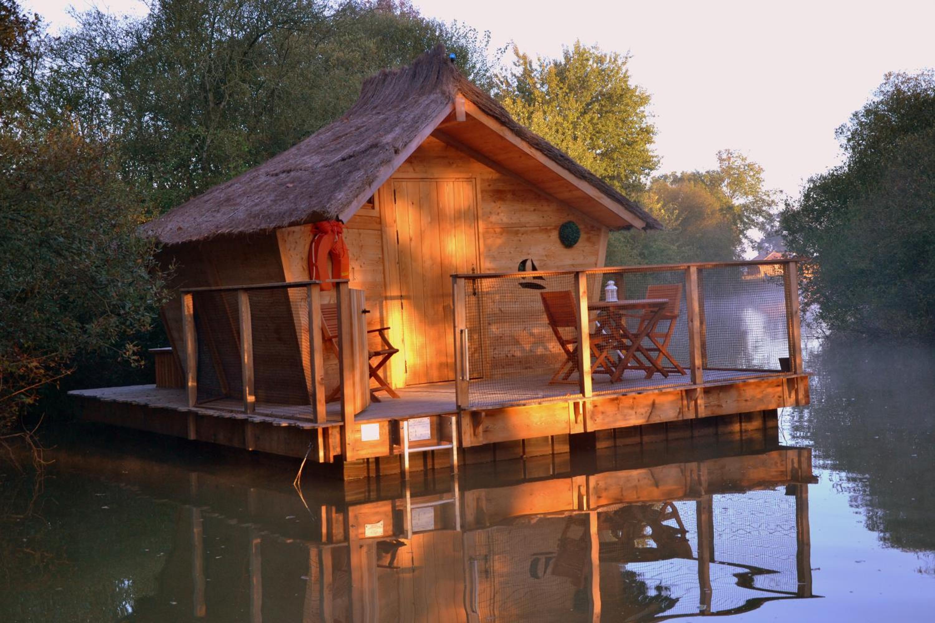 Floating Hut (2 Adults + 1 Child)