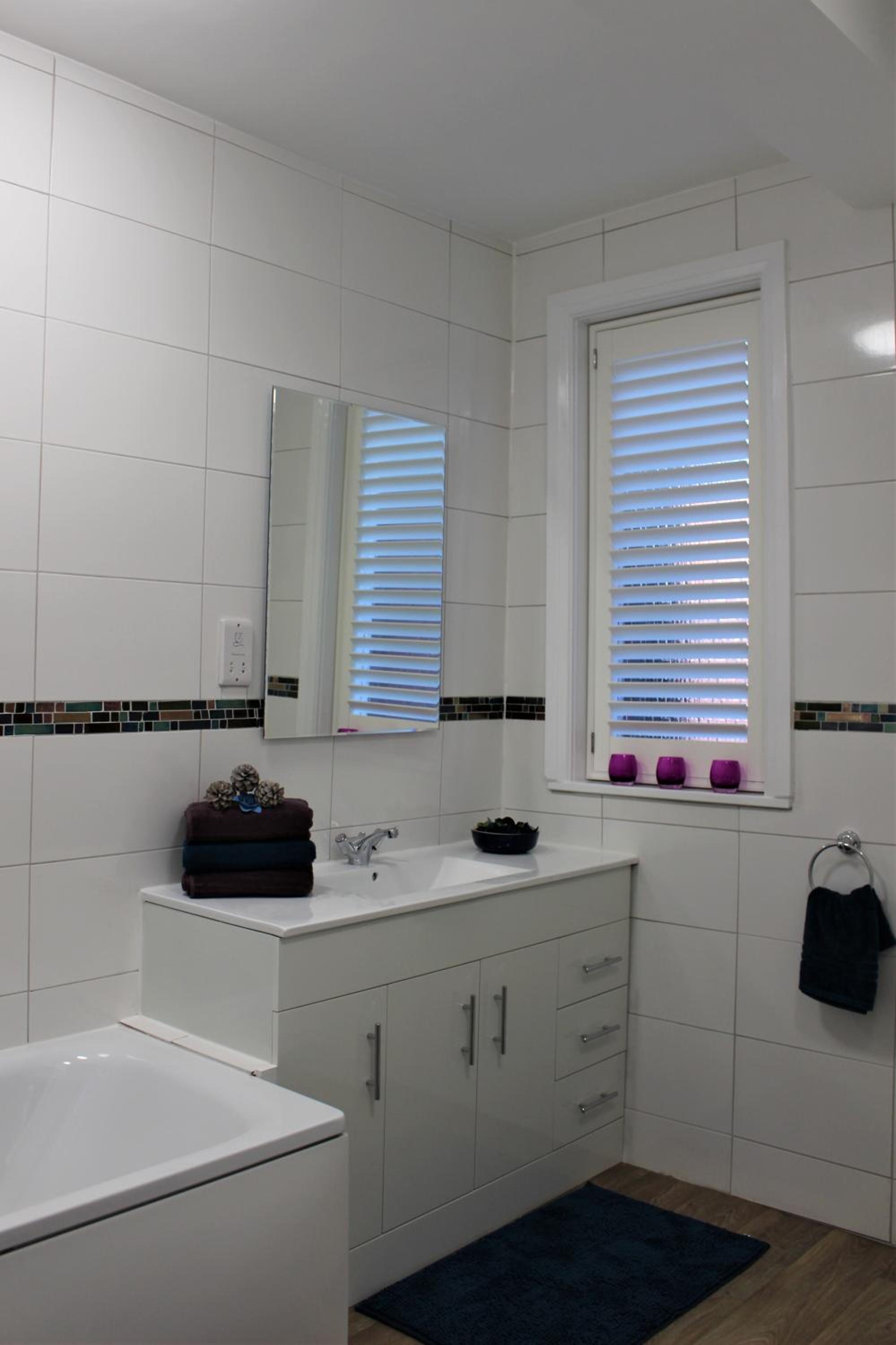 Raven Room with Shared Bathroom