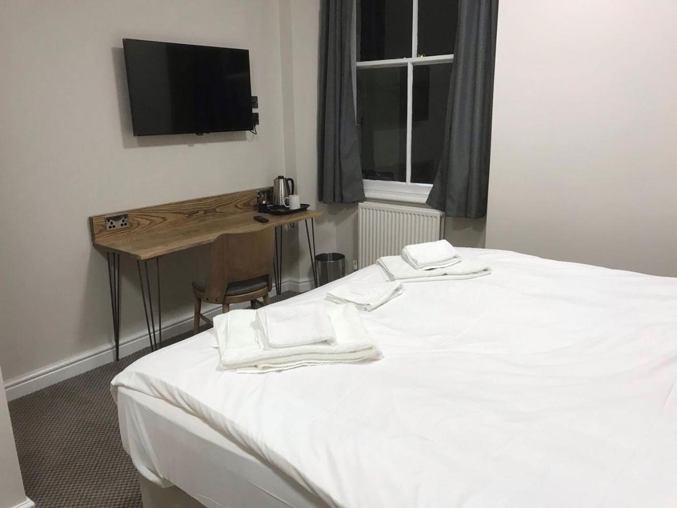 Double or Twin Room with Shared Bathroom photo 3