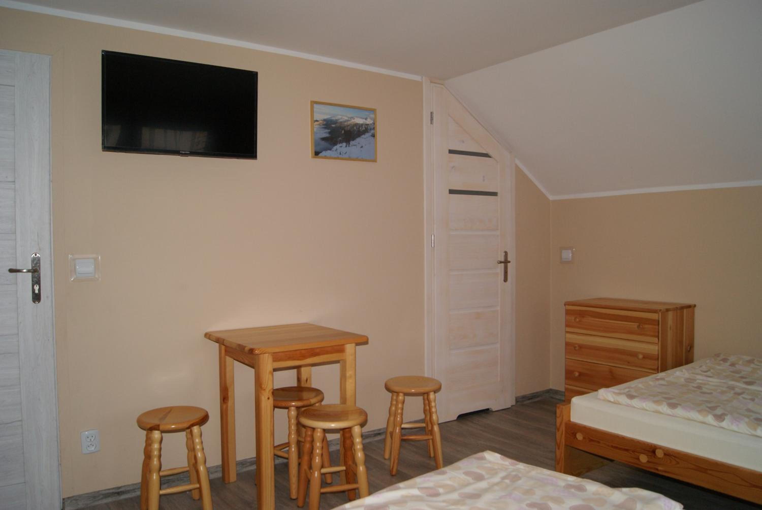 Quadruple Room with Bathroom - Photo 4