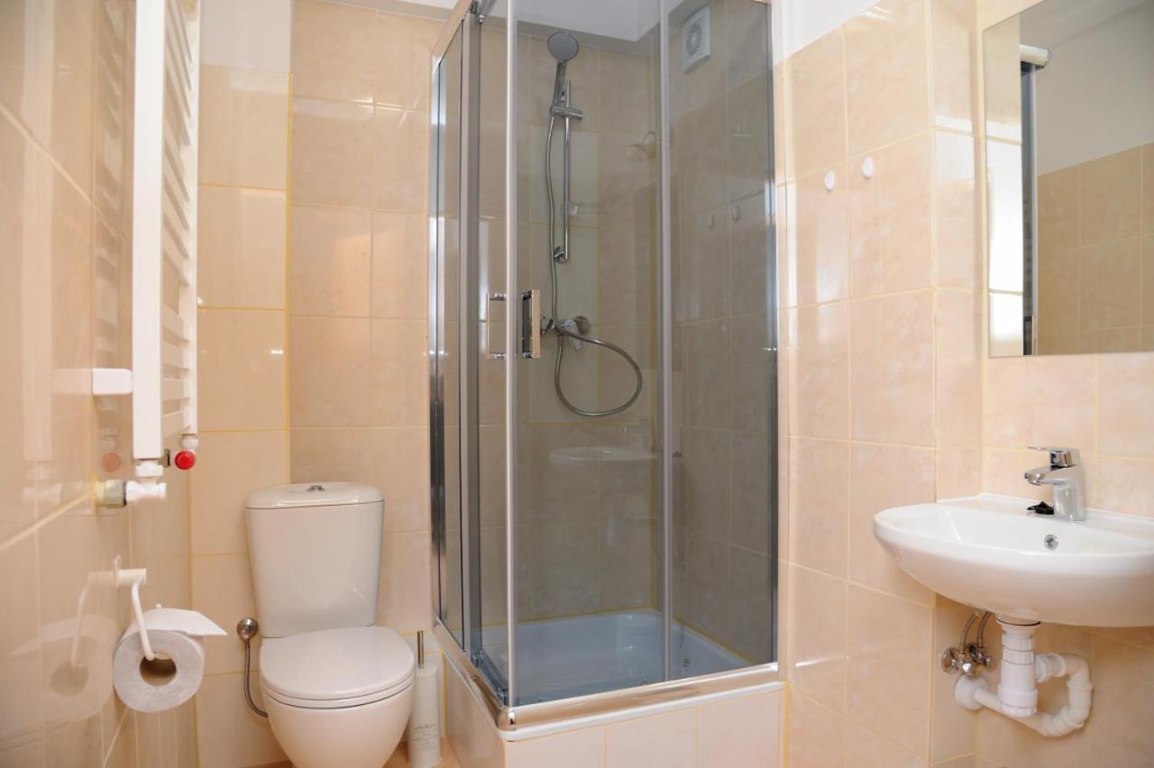 Double Room with Private Bathroom - Photo 11