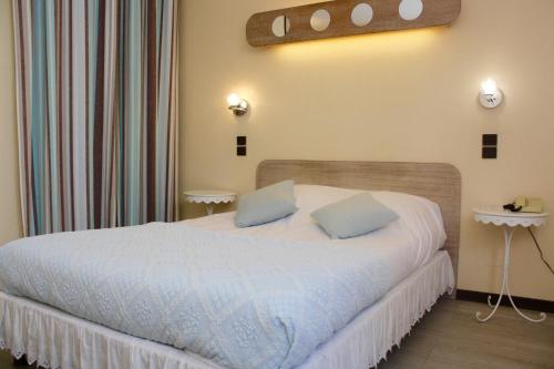 Double Room with bath and air conditioner - Swimming Pool View