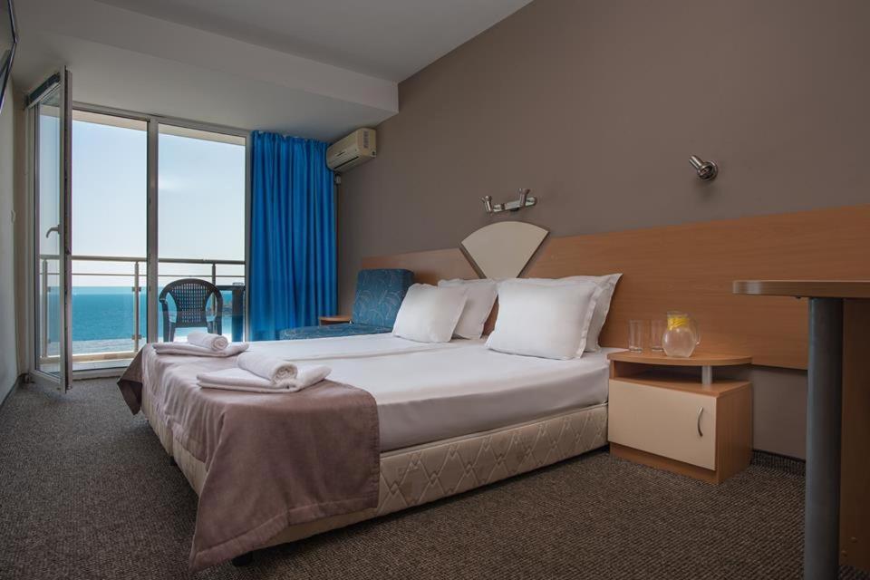 Double Room with Sea View - Photo 2