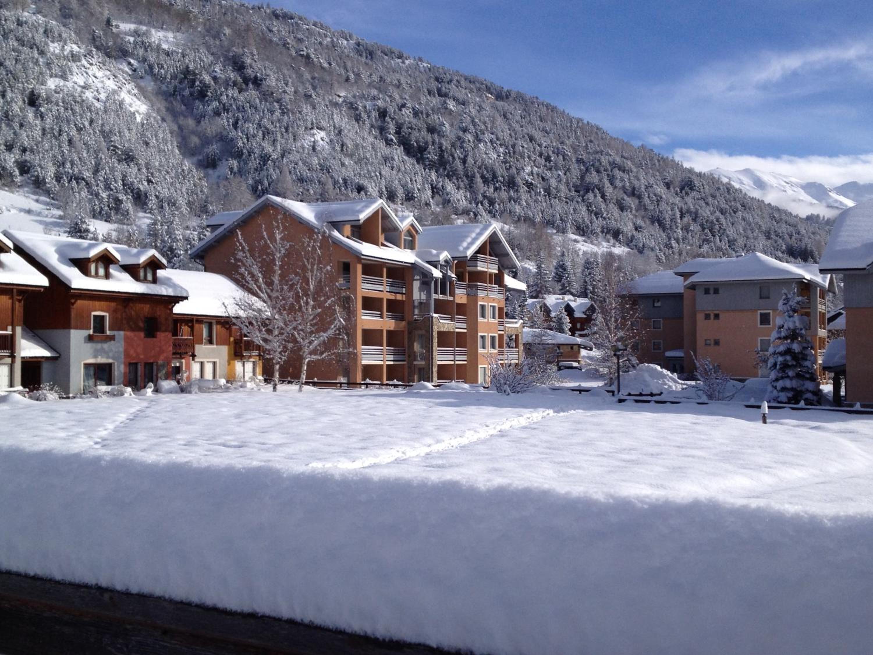 Apartment with Mountain View