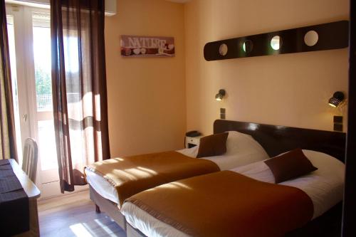Twin Room with bath and air conditioner - Swimming Pool View