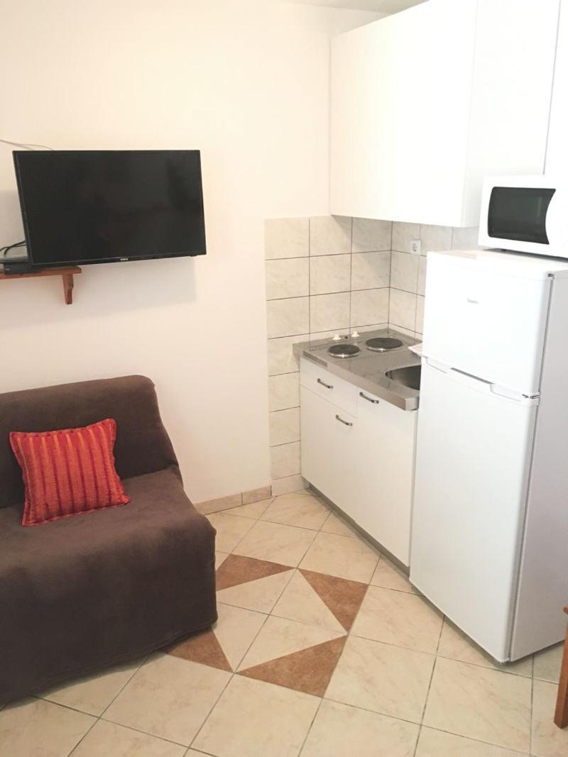 Deluxe Double Room with Side Sea View