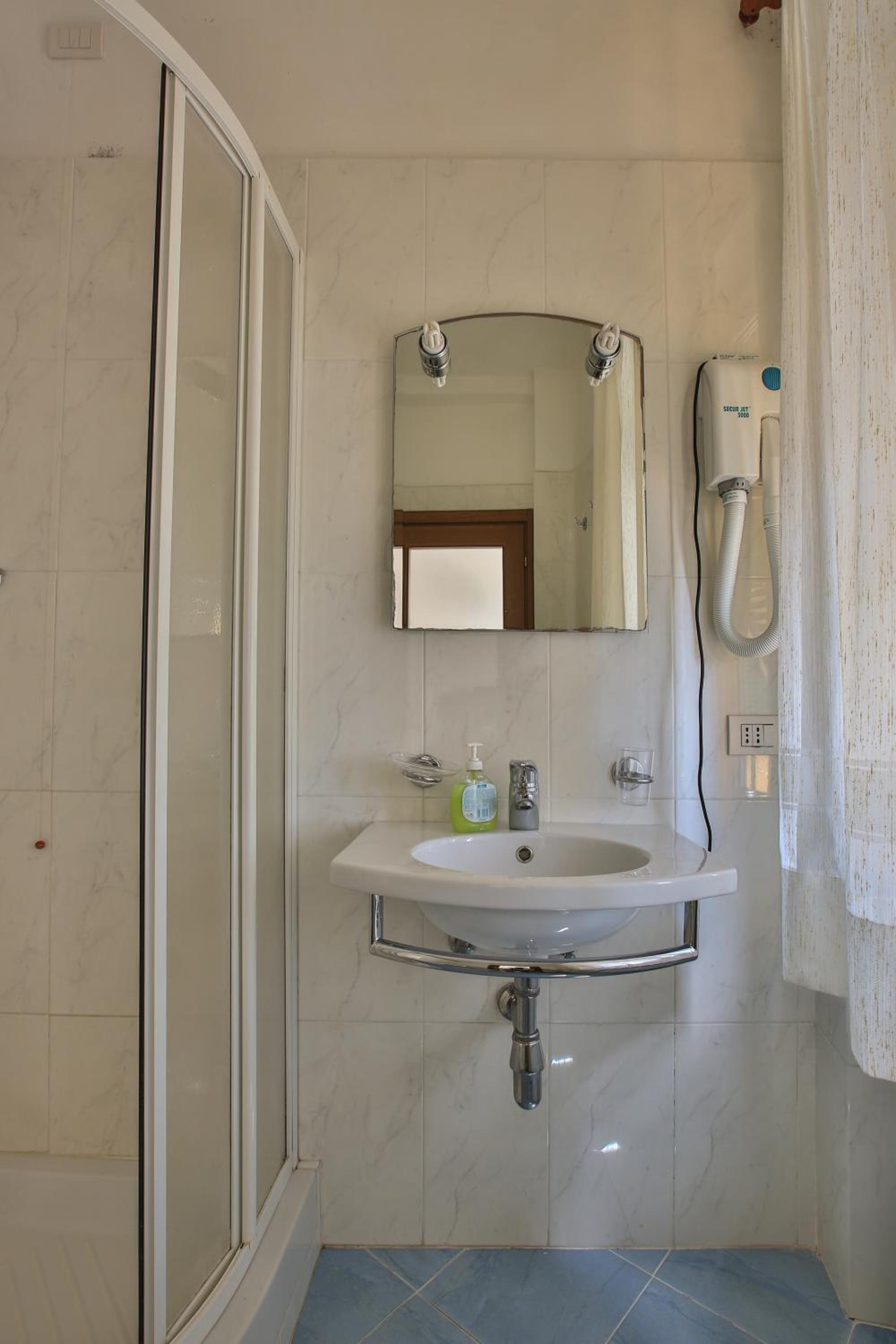 Deluxe Triple Room - Photo 8
