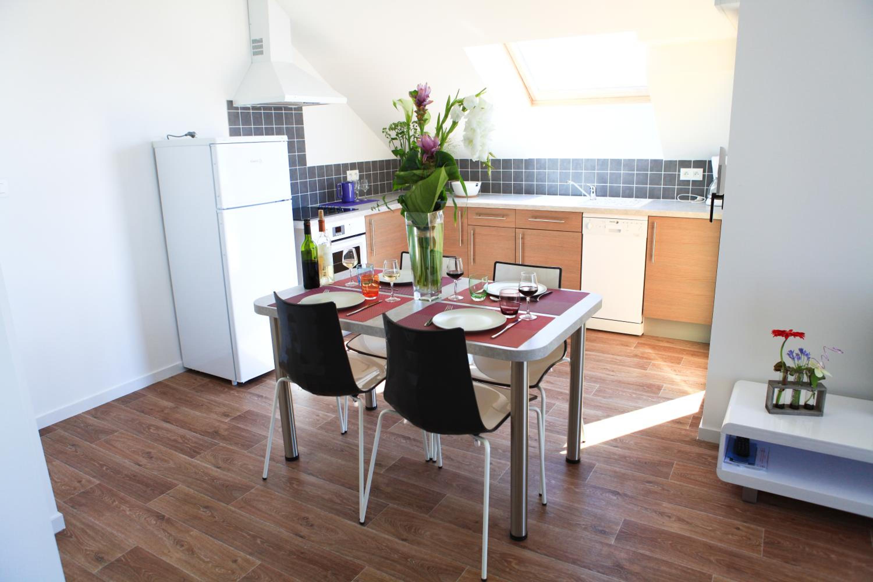 Three-Bedroom Apartment with Sea View - Photo 7