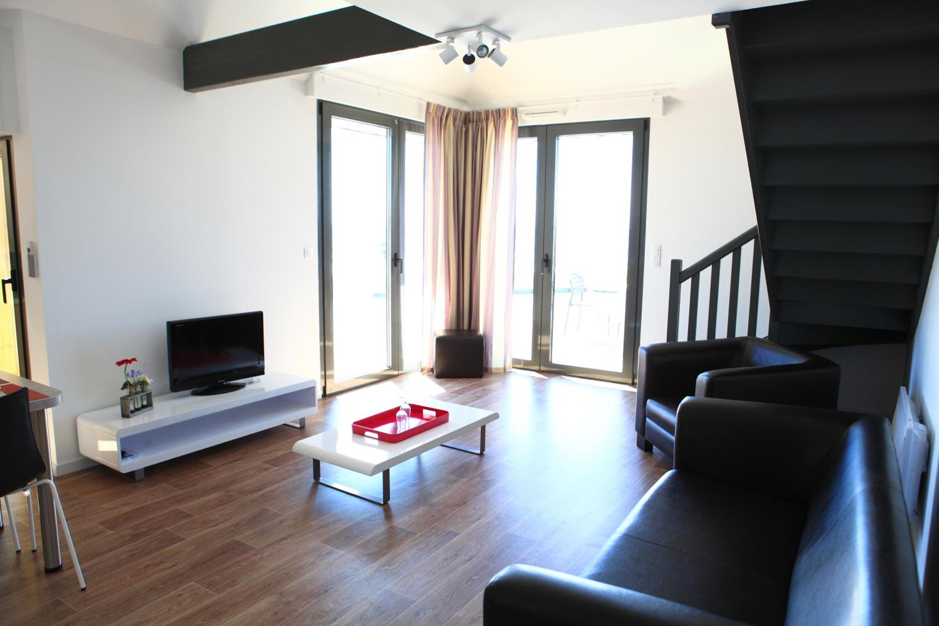 Three-Bedroom Apartment with Sea View - Photo 8