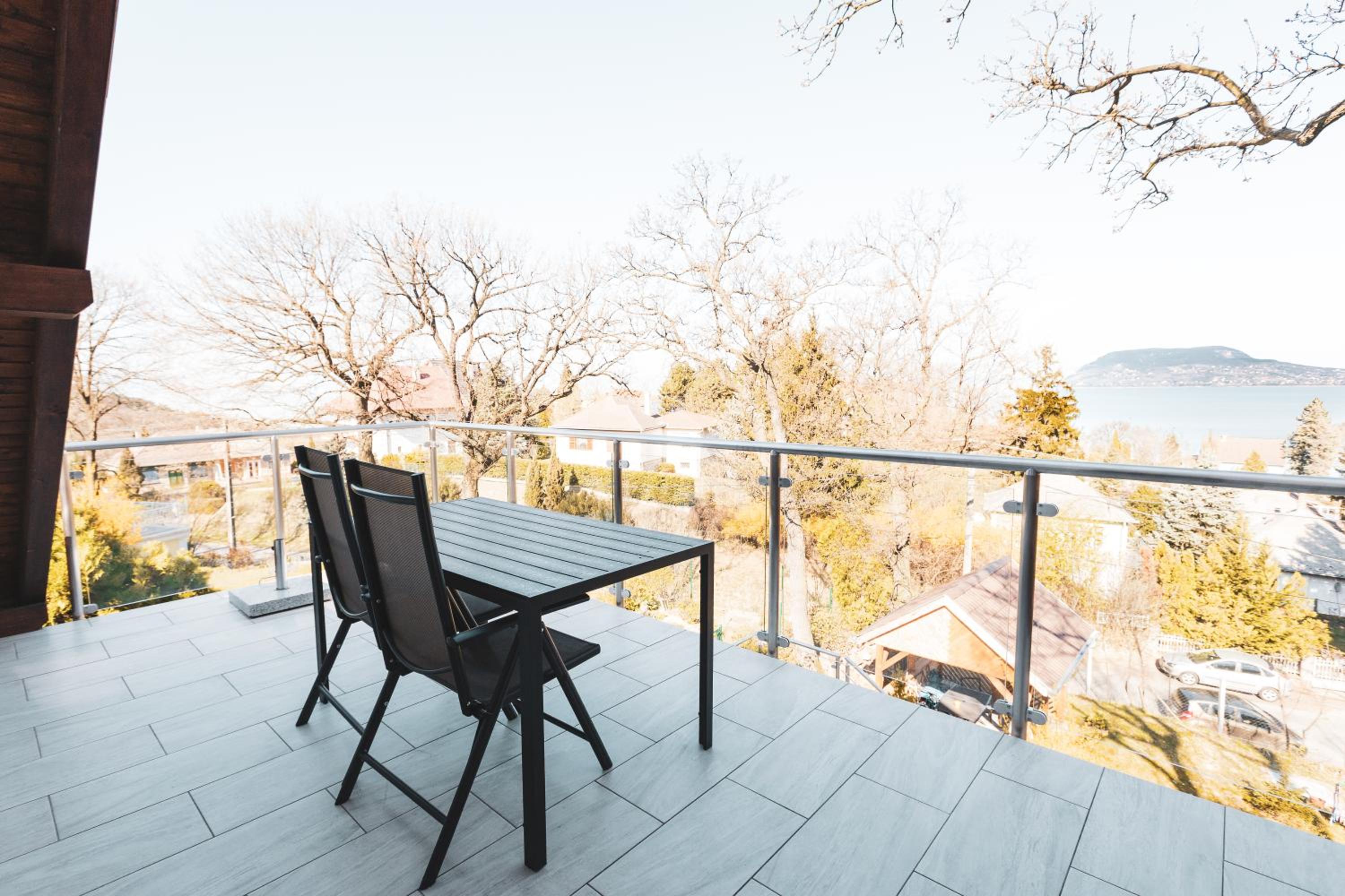 Apartment with Lake View - Photo 2