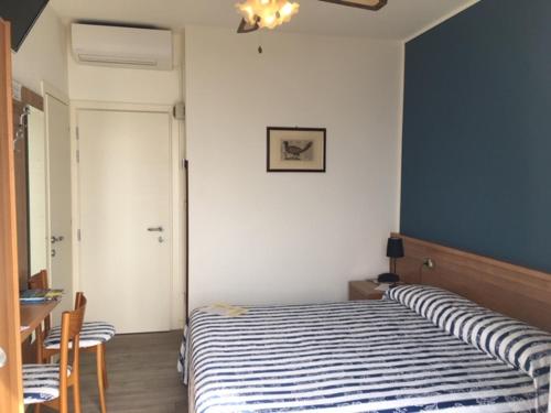 Double Room with Lake View - Photo 3
