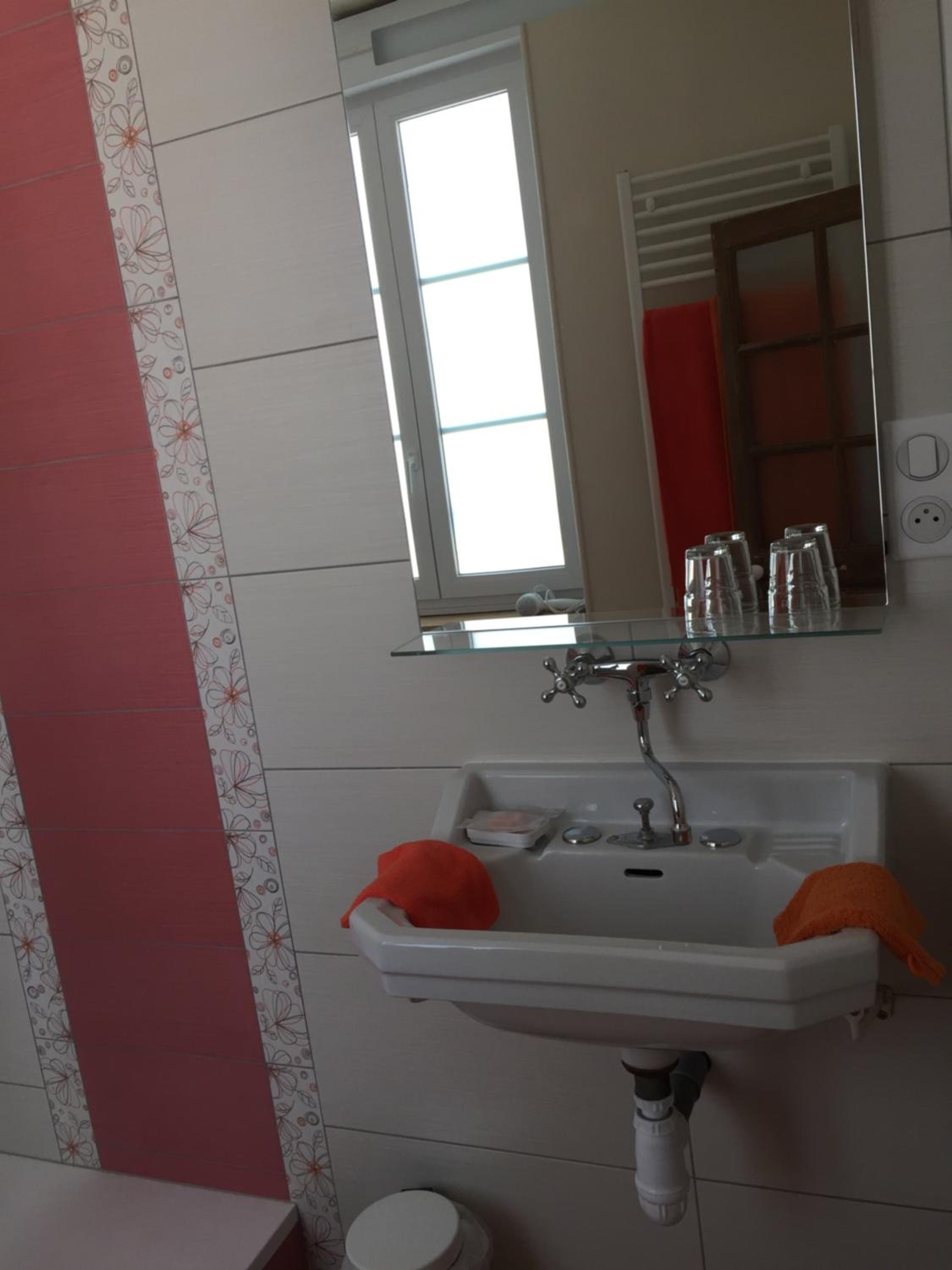 Family Room with Private Bathroom - Photo 7