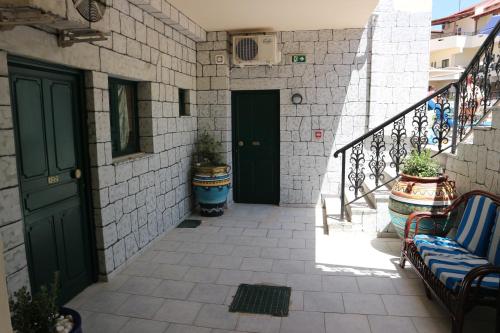 Free HER Airport Shuttle- Economy Double or Twin room Semi basement