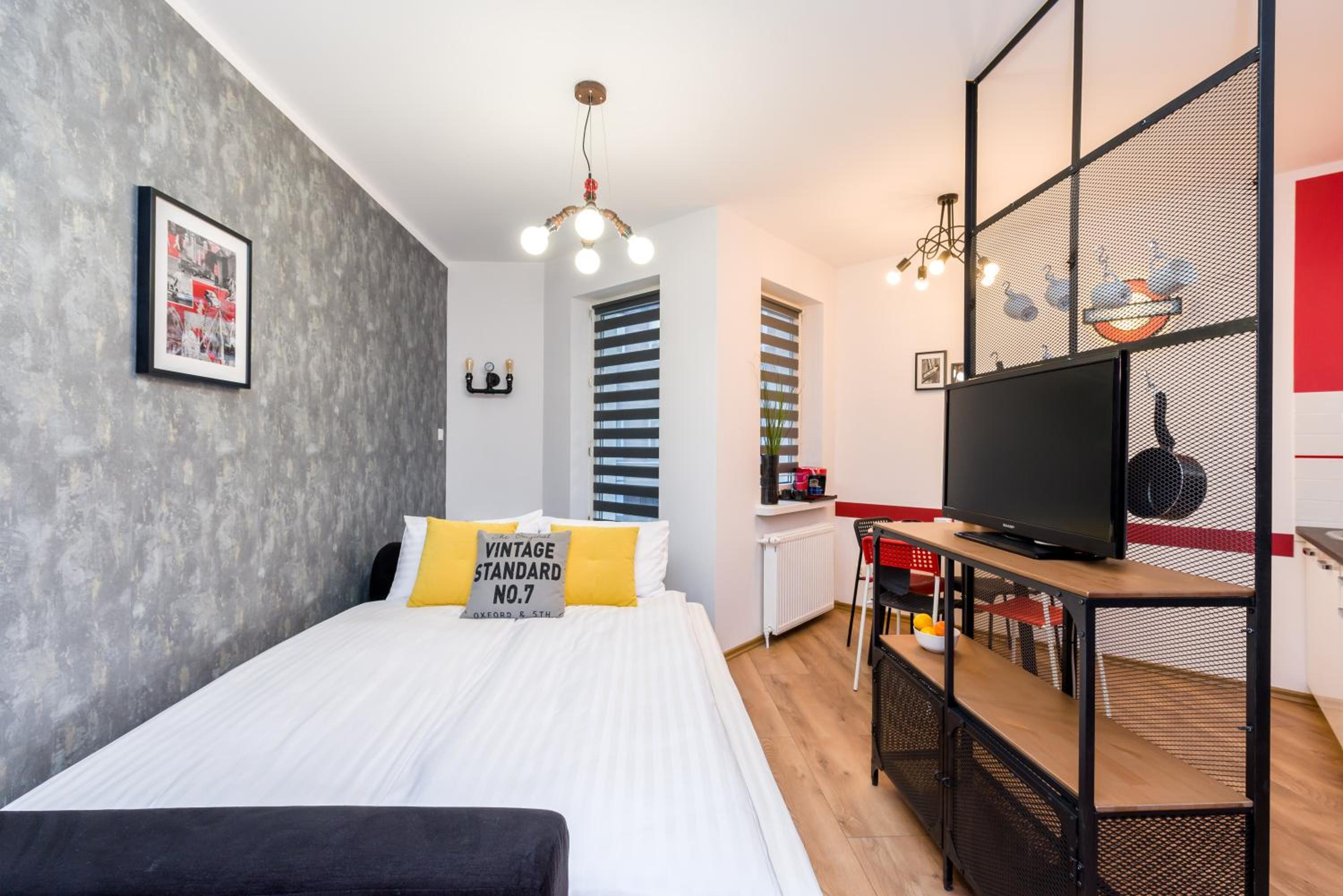 Studio Apartment - Photo 18