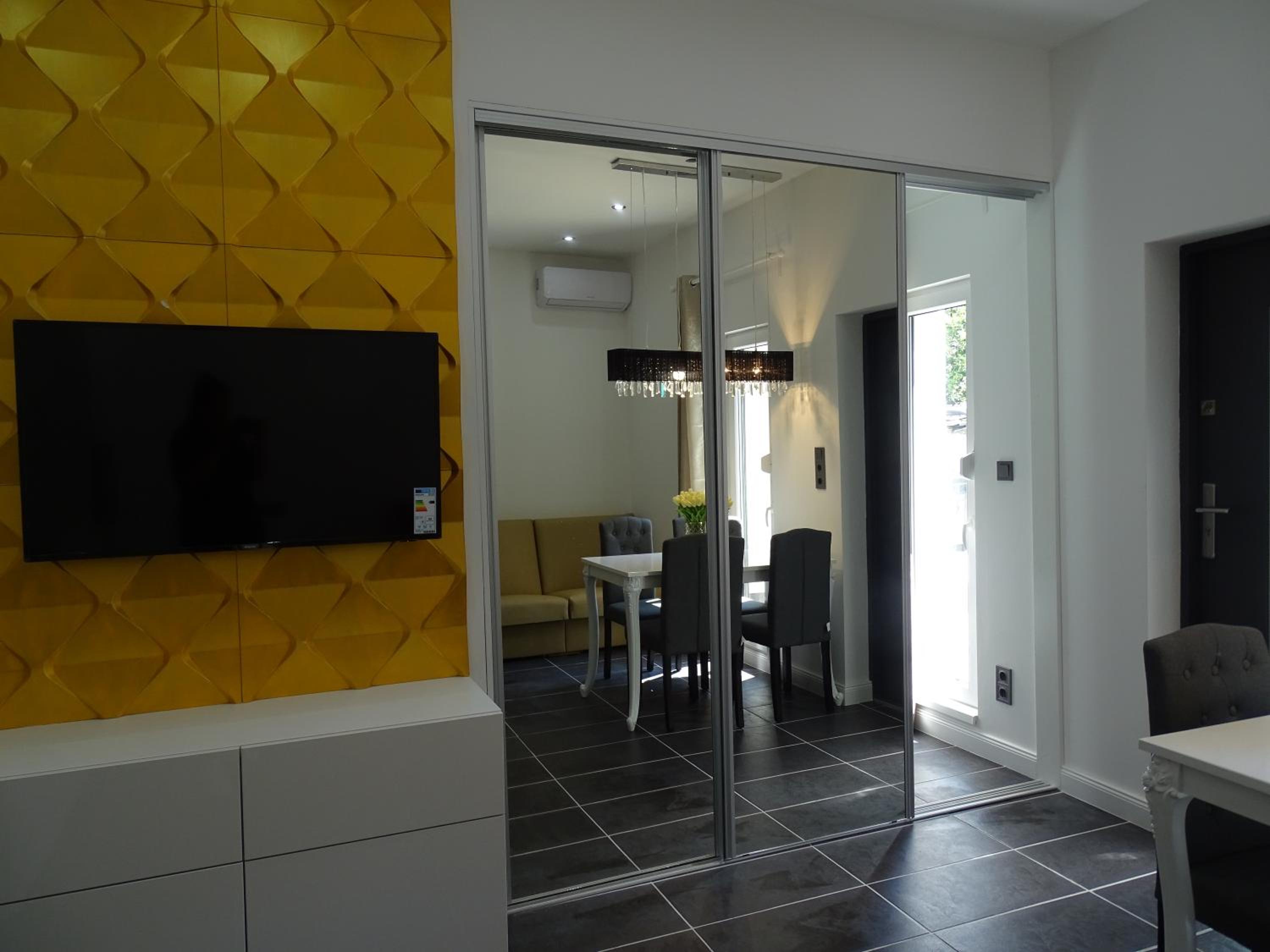 One-Bedroom Apartment - Photo 2