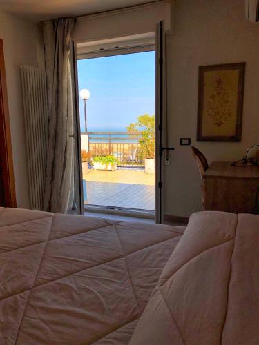 Deluxe Double or Twin Room with Sea View photo 1