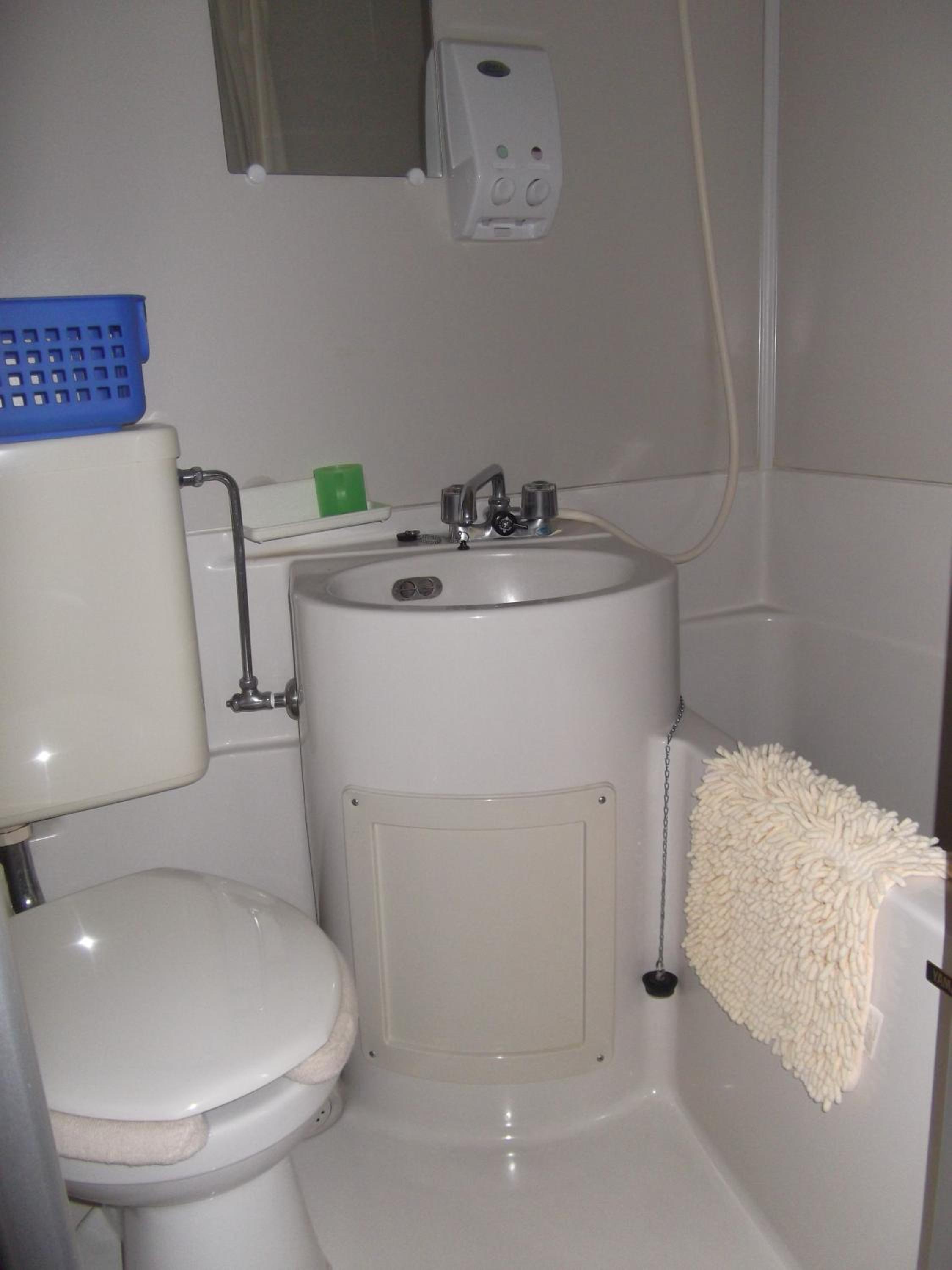 Twin Room - Non-Smoking - Photo 4