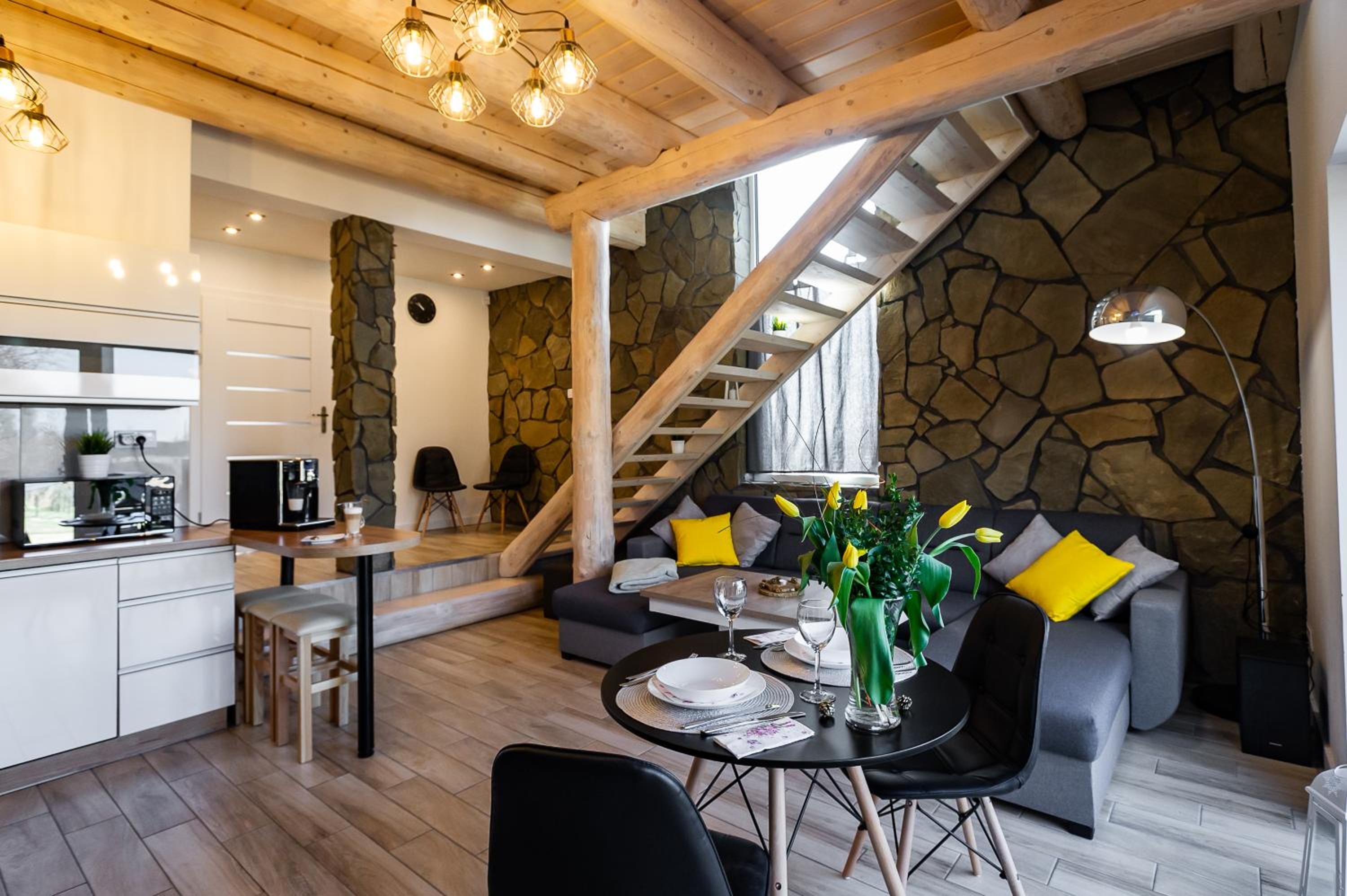 Two-Bedroom Apartment with Mountain View - Photo 1