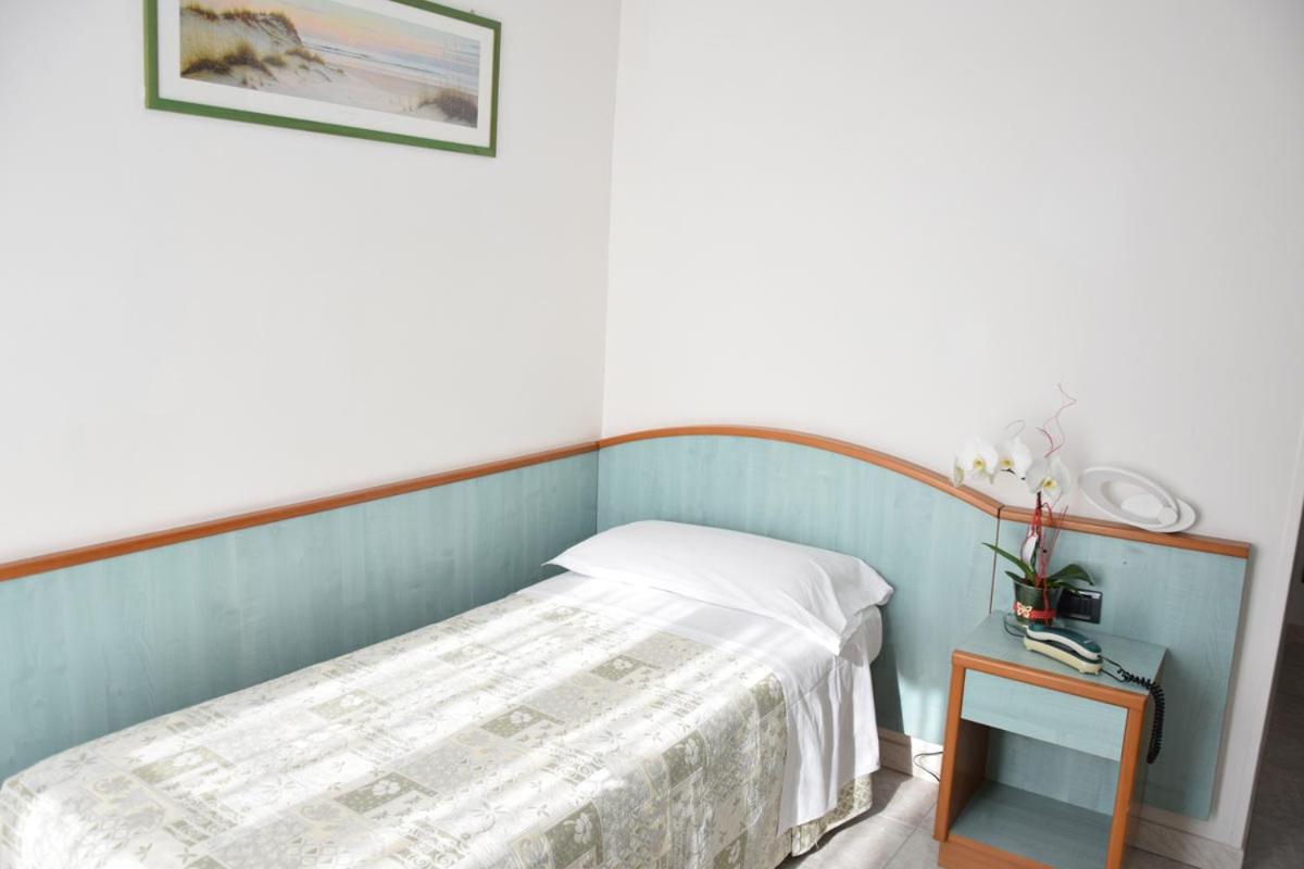 Single Room photo 2