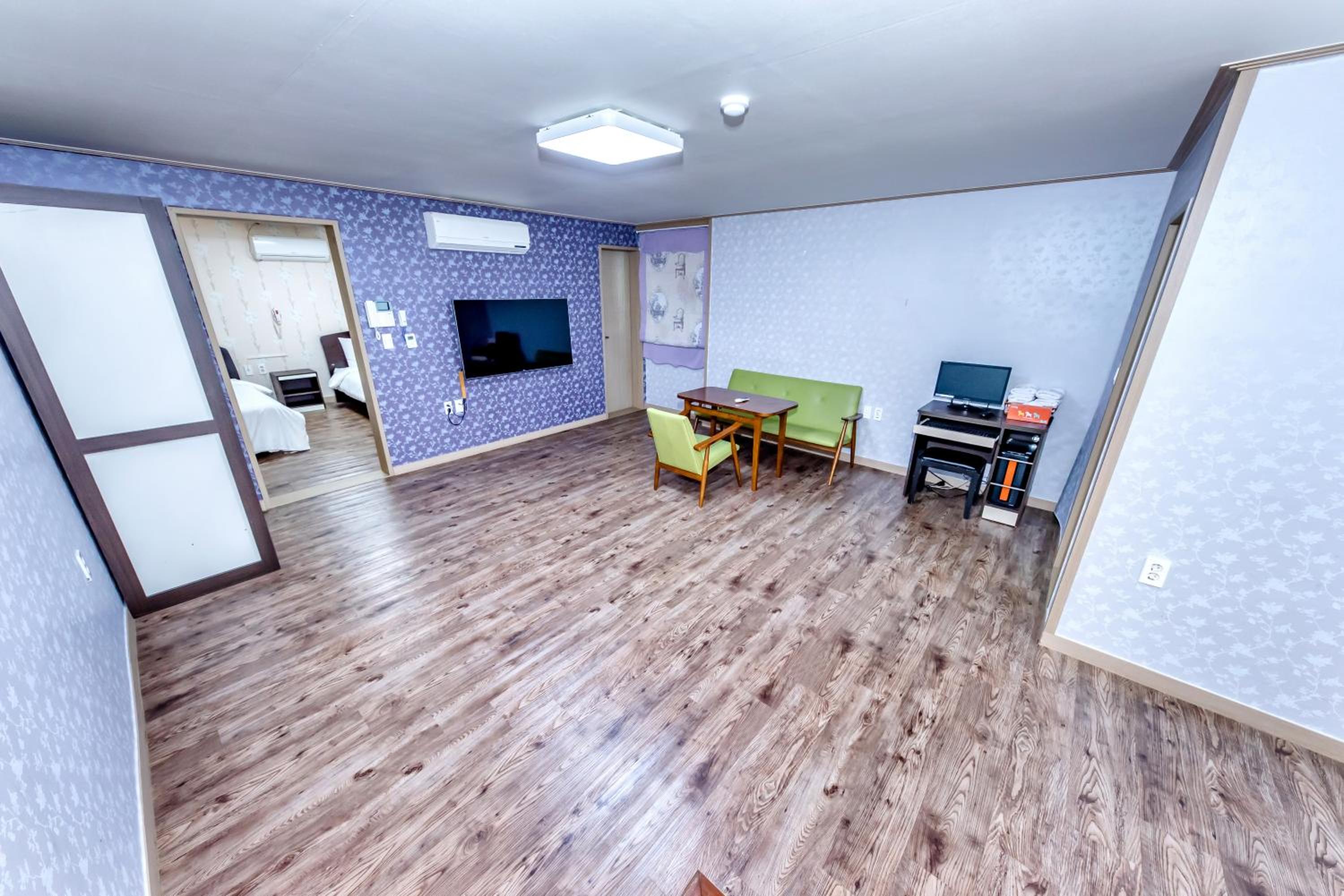 Suite with Kitchen