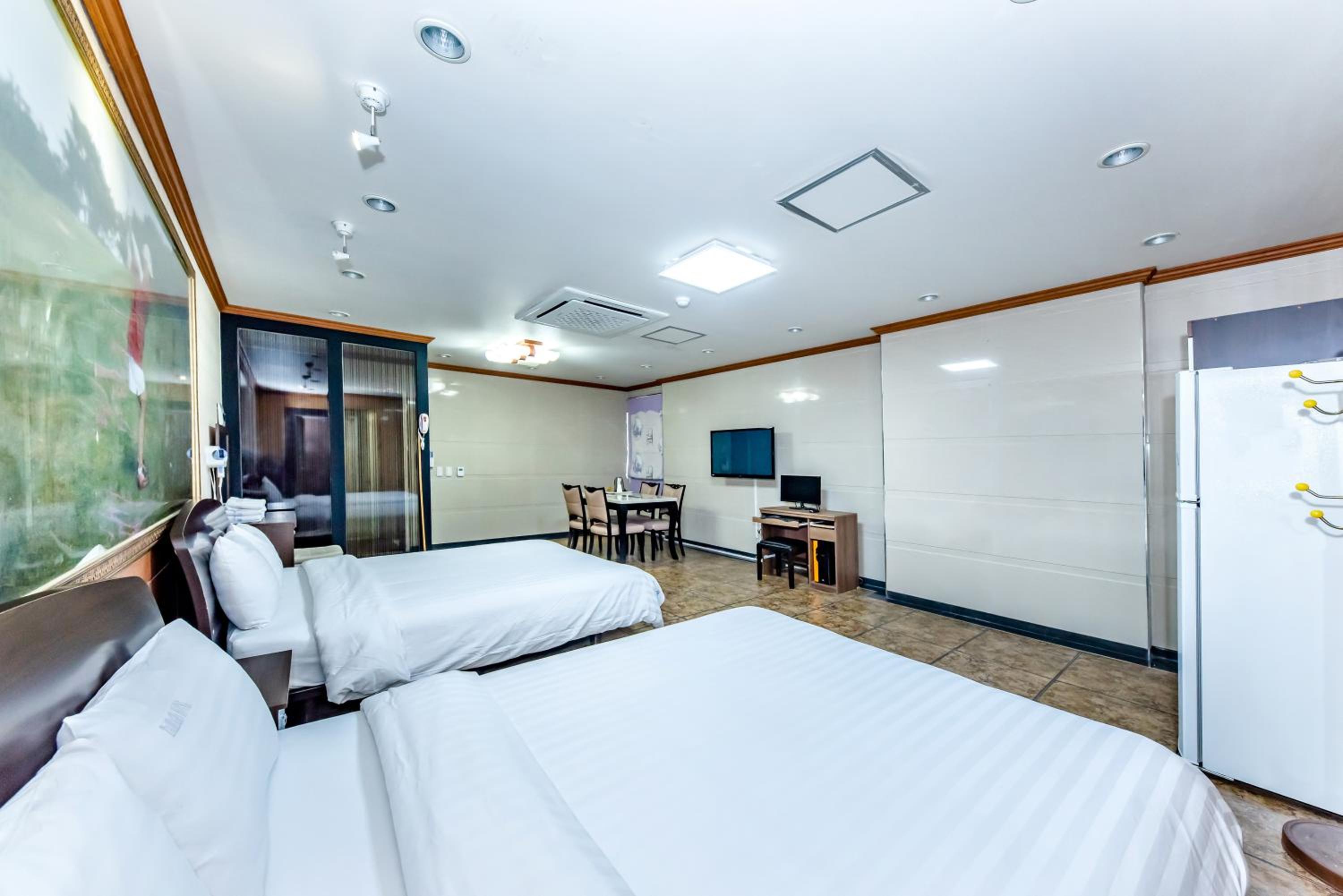 Deluxe Two-Bedroom(18py)