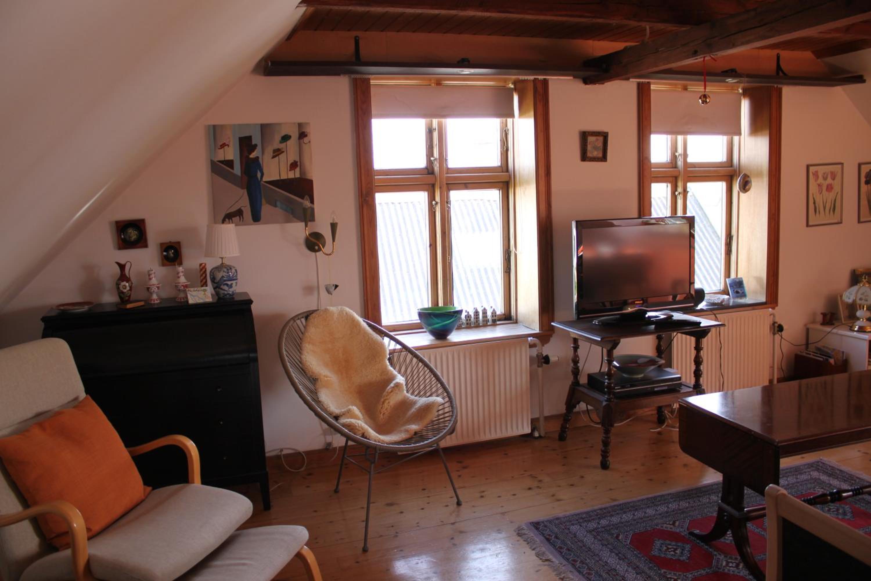 Two-Bedroom Apartment with Private Kitchen & Toilet and Shared Bathroom downstairs photo 2