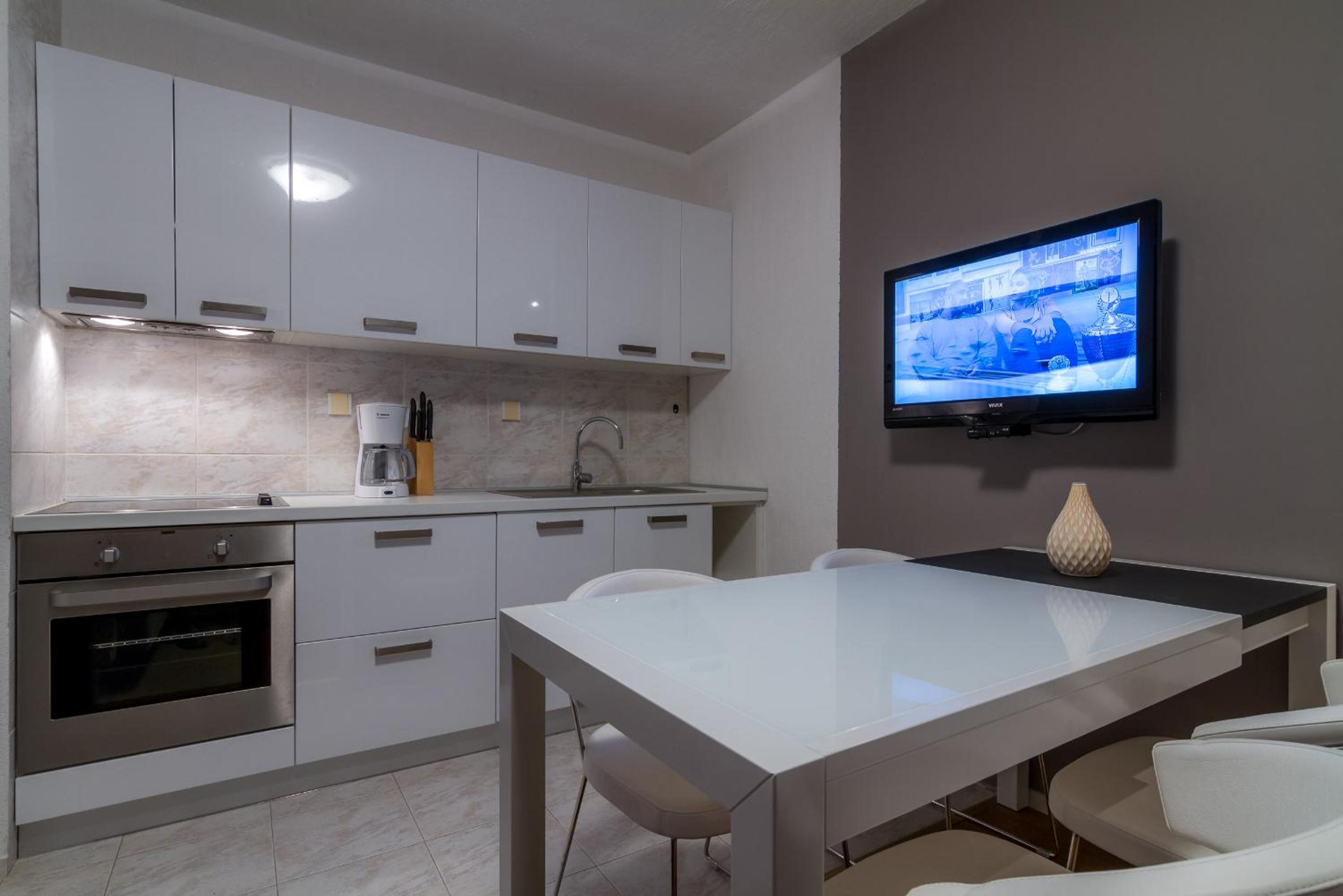 Apartment with Balcony and Sea View - Photo 9