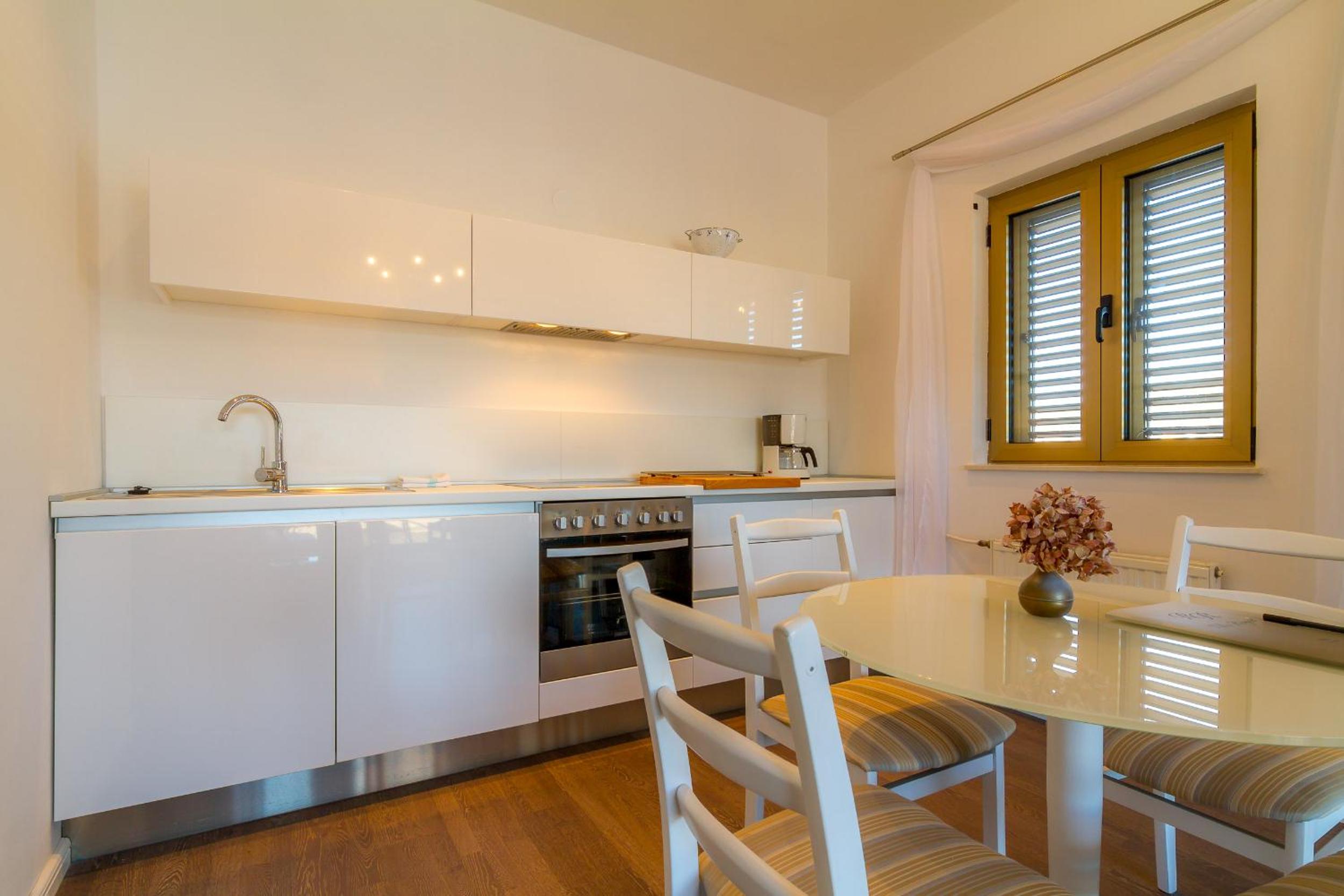Apartment with Balcony and Sea View - Photo 10