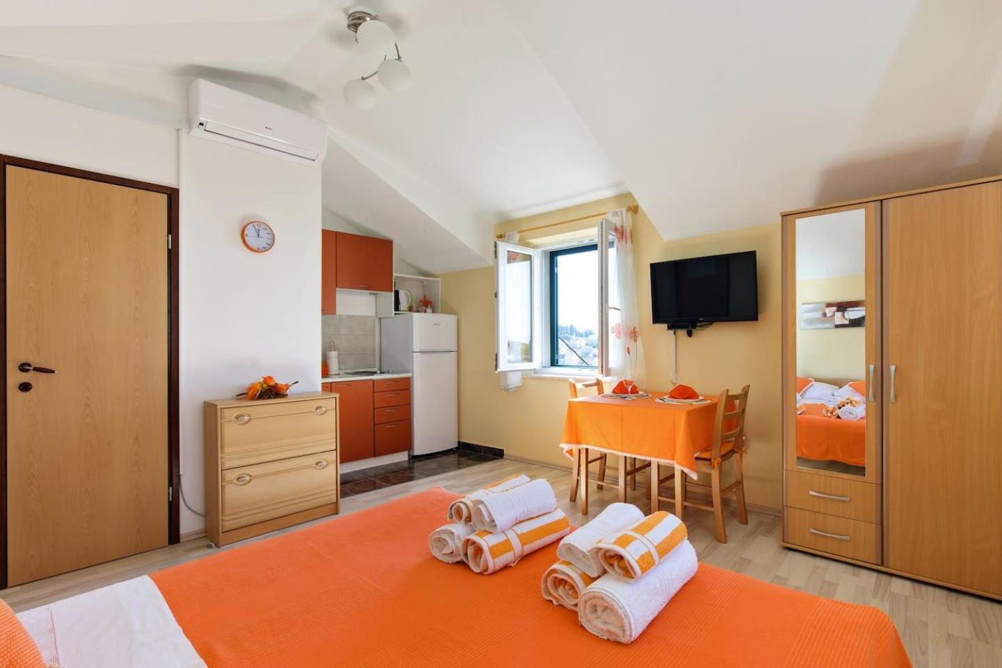 One-Bedroom Apartment photo 1