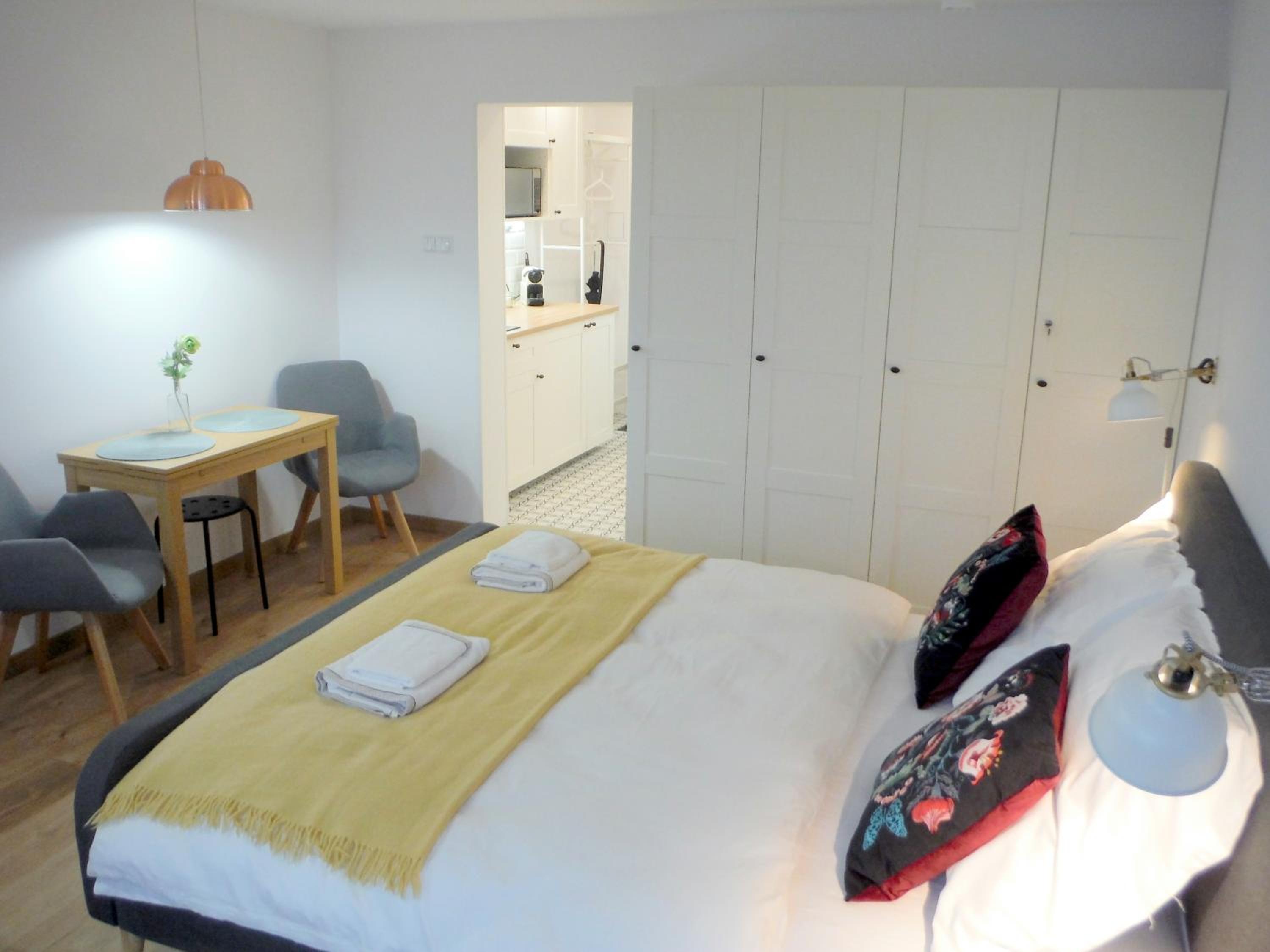 Apartment with Balcony - Photo 11