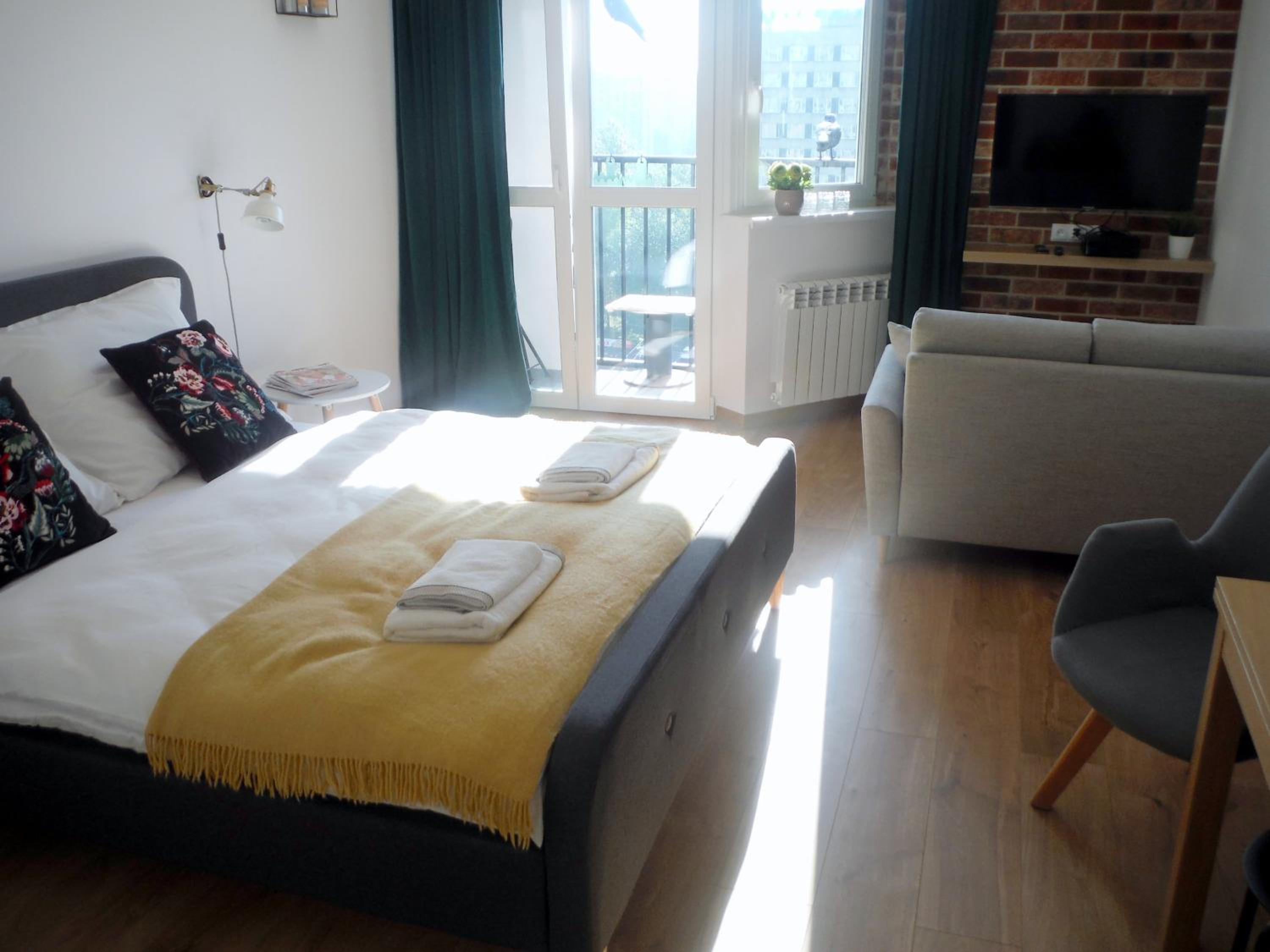 Apartment with Balcony - Photo 16