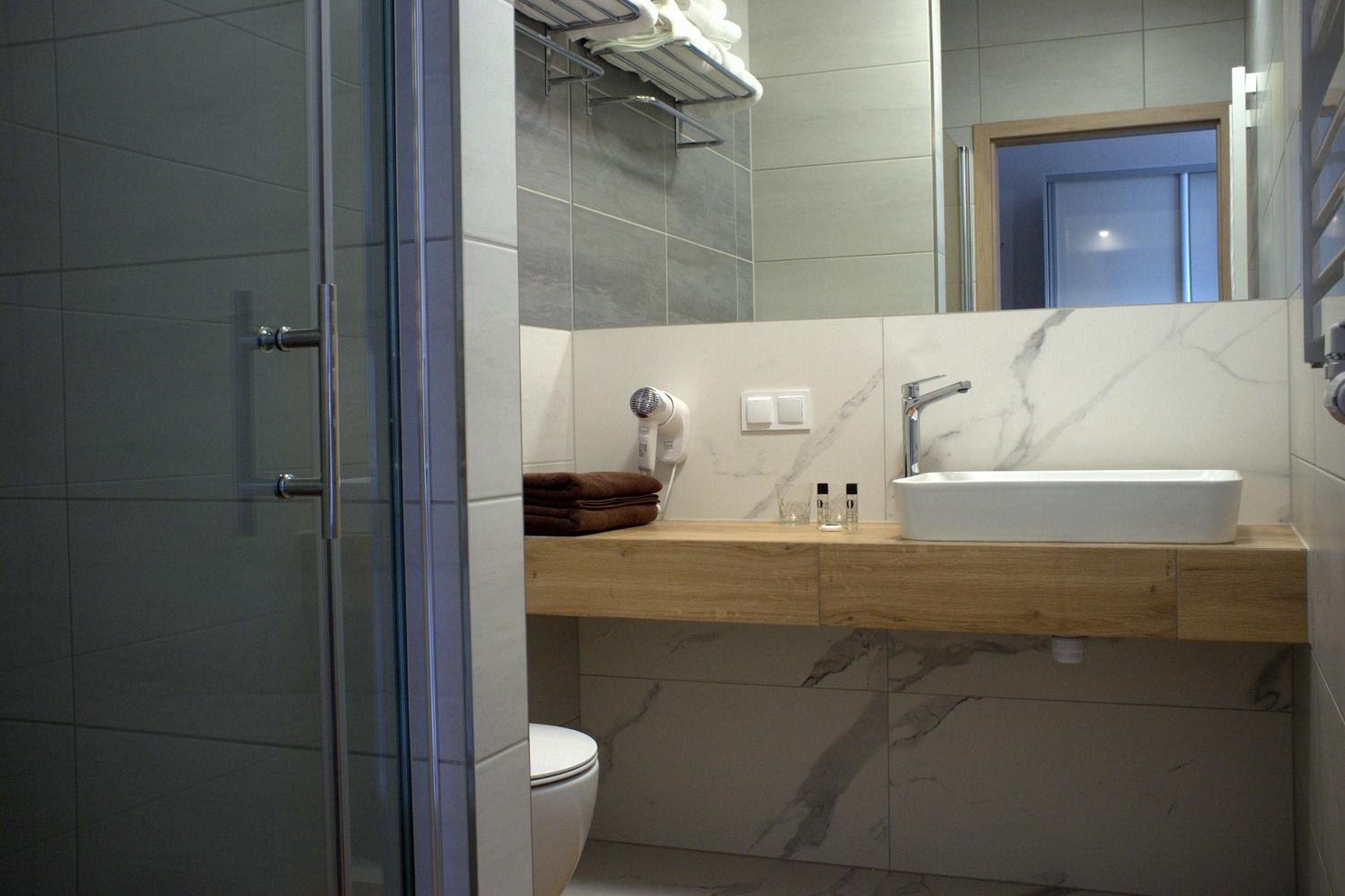 King Room with Balcony - Photo 7