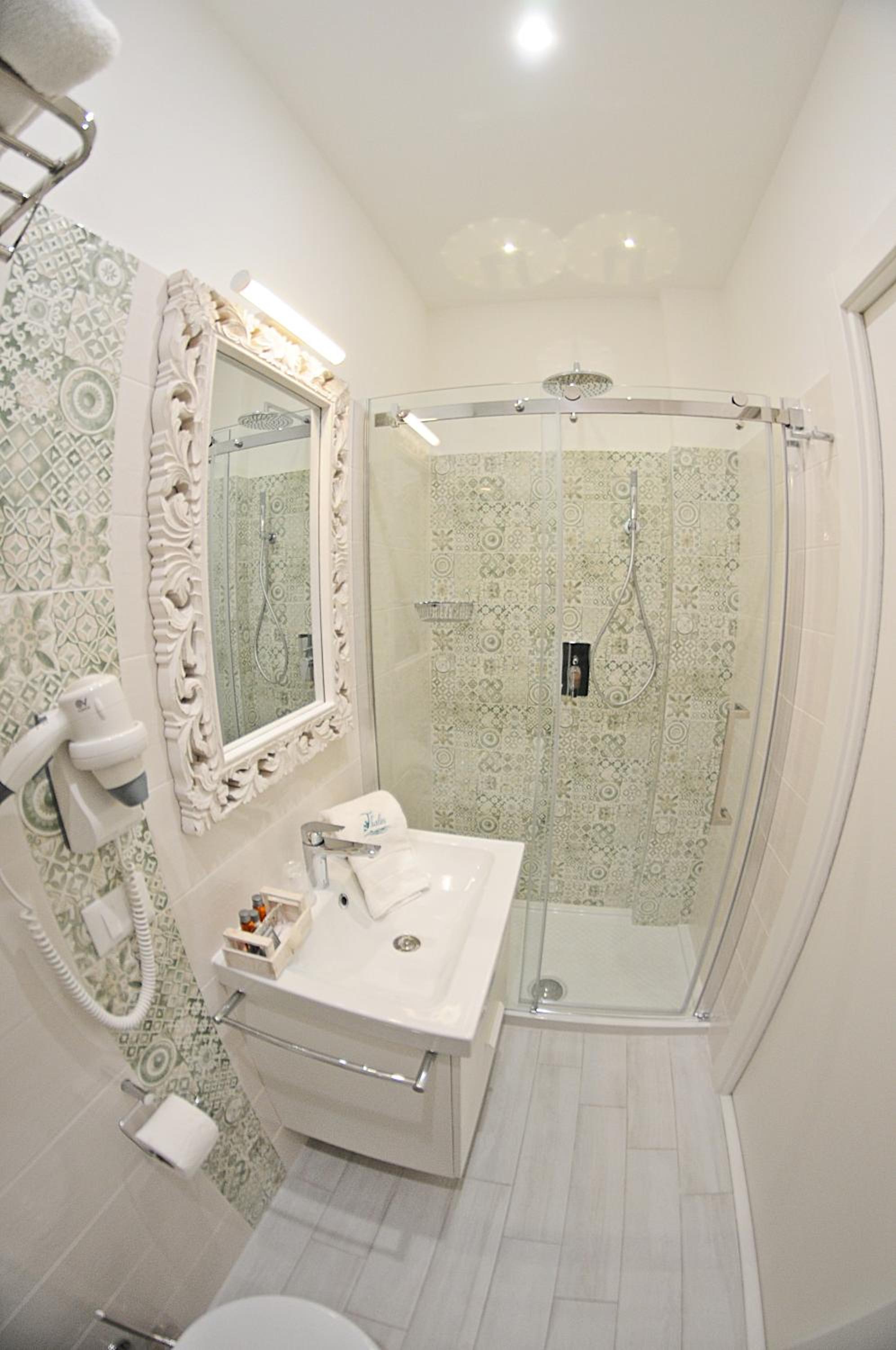 Double Room with Balcony - Photo 11