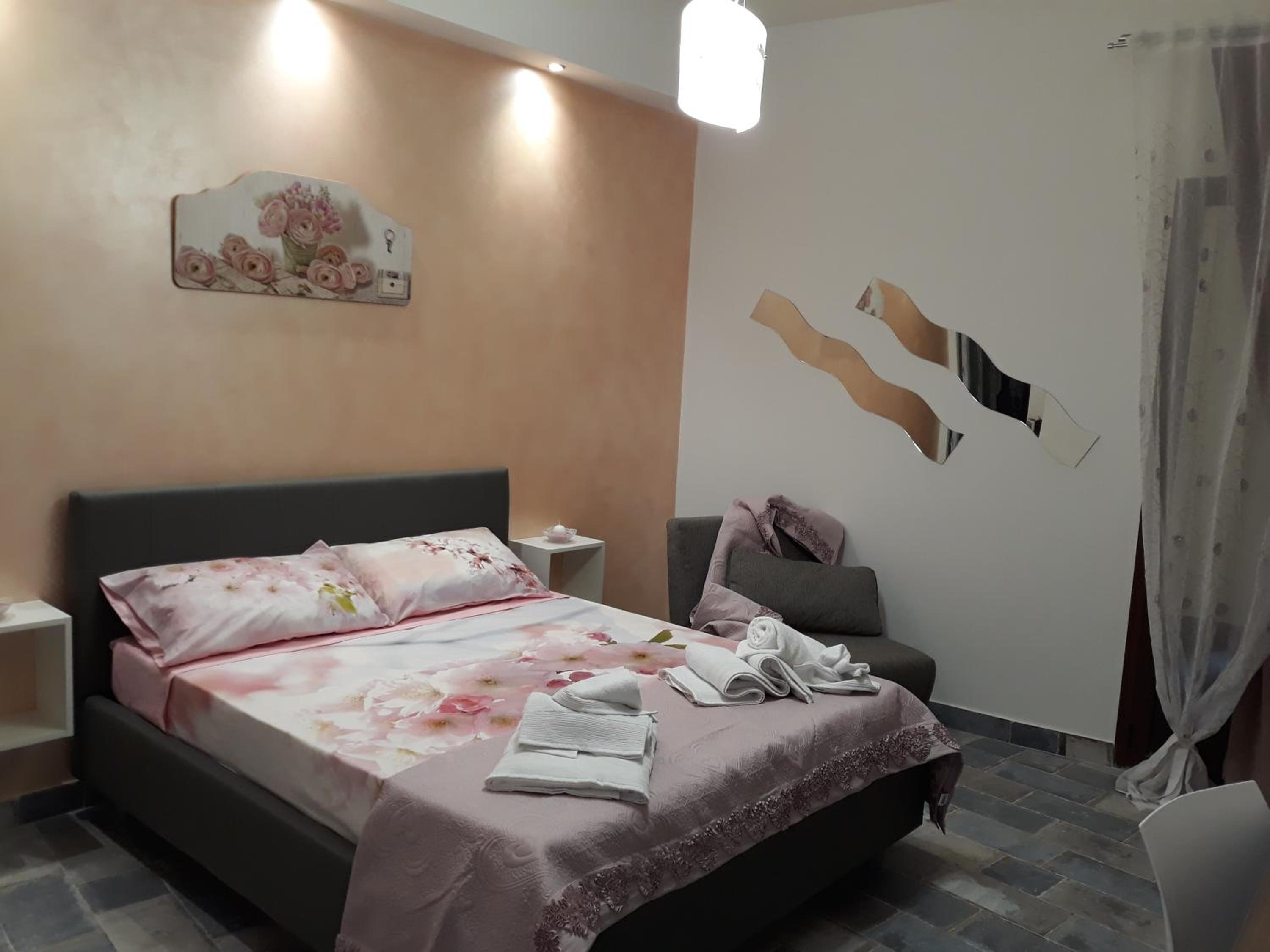 Large Double Room - Photo 5
