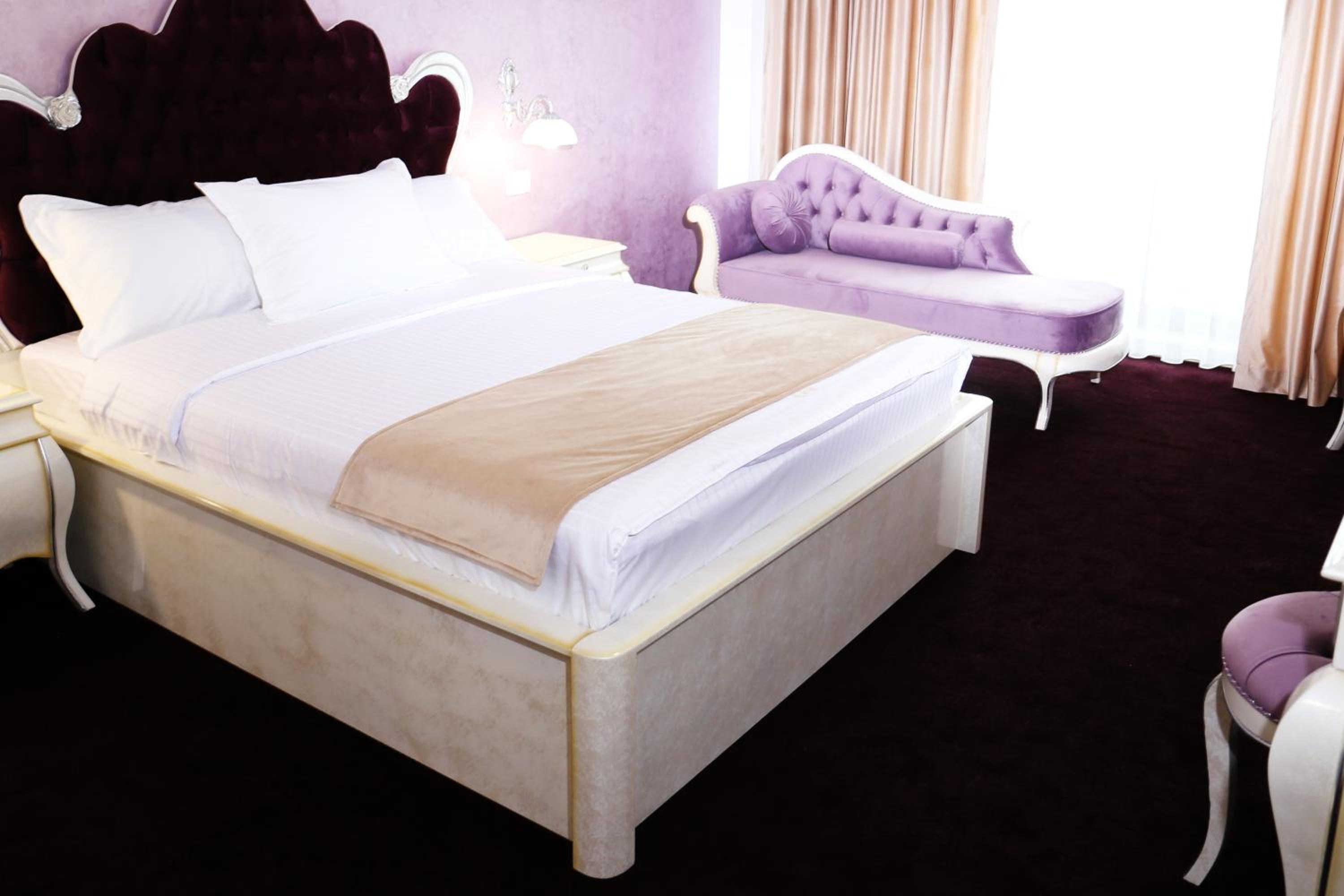 Deluxe King Room - Photo 4